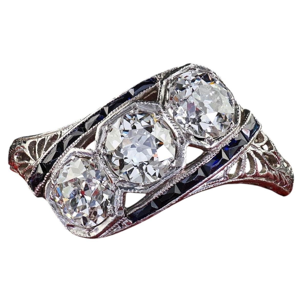 Antiker Art-Déco-Ring aus Platin mit drei Edelsteinen: einem alten europäischen Diamanten und einem Saphir
