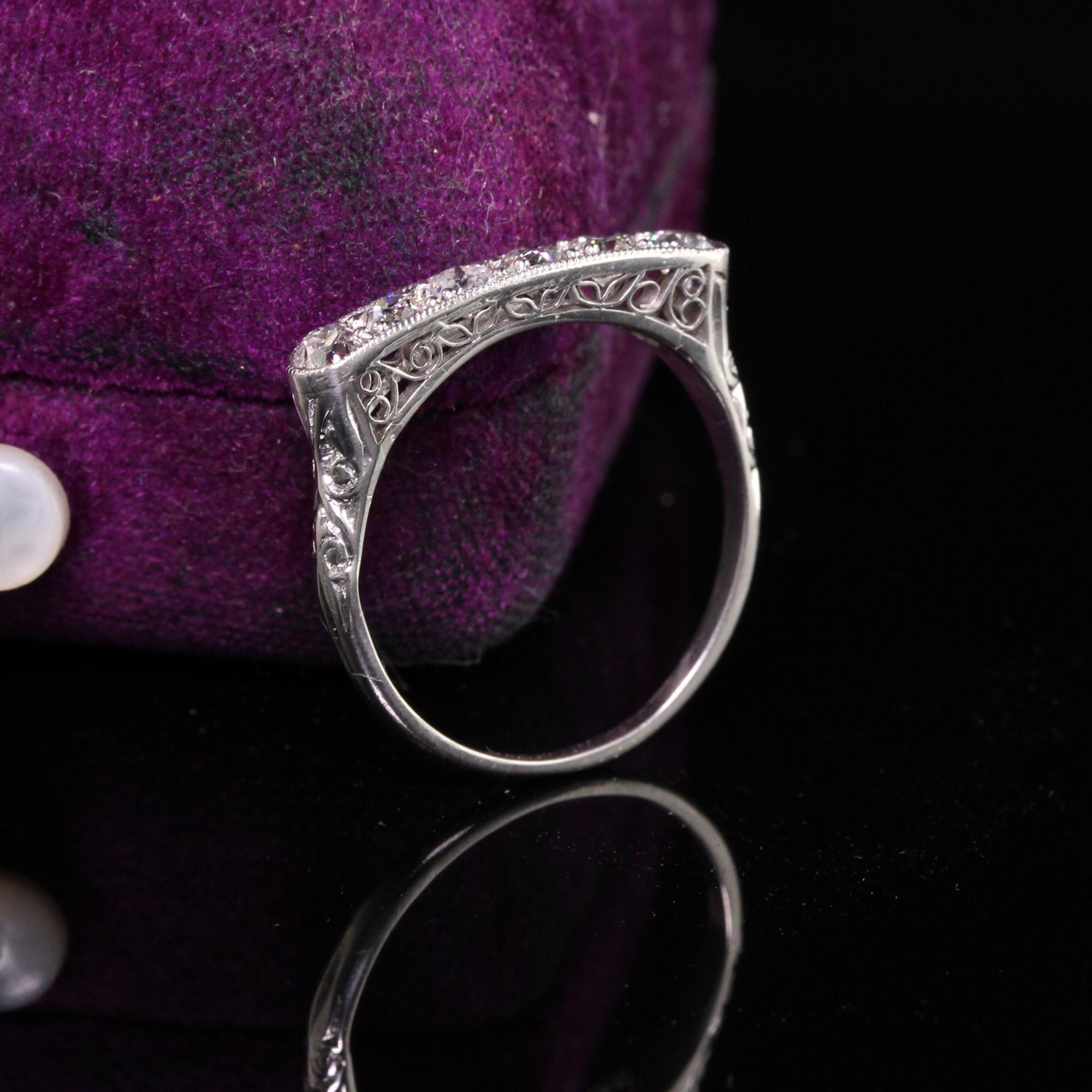 Schöne antike Art Deco Platin alte europäische Diamant sechs Stein Hochzeit Band. Diese erstaunliche Band hat sechs alten europäischen Diamanten auf der Oberseite mit zarten filigranen Arbeit auf der Galerie geschnitten.

Artikel #R0931

Metall: