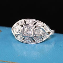 Antiker antiker Art-Déco-Platin-Dreisteinring mit altem europäischen Diamant