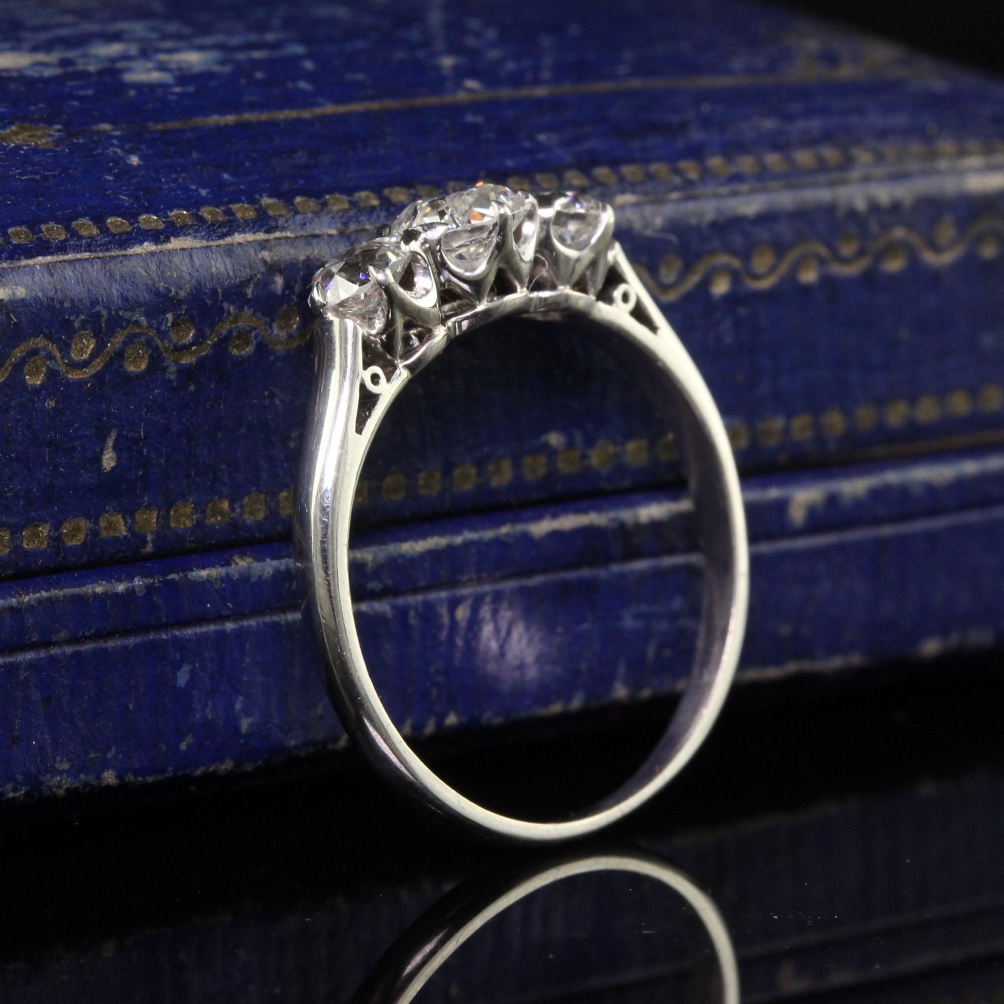 Antiker Art Deco Platin-Ring mit drei Steinen, alteuropäischer Diamant (Art déco) im Angebot
