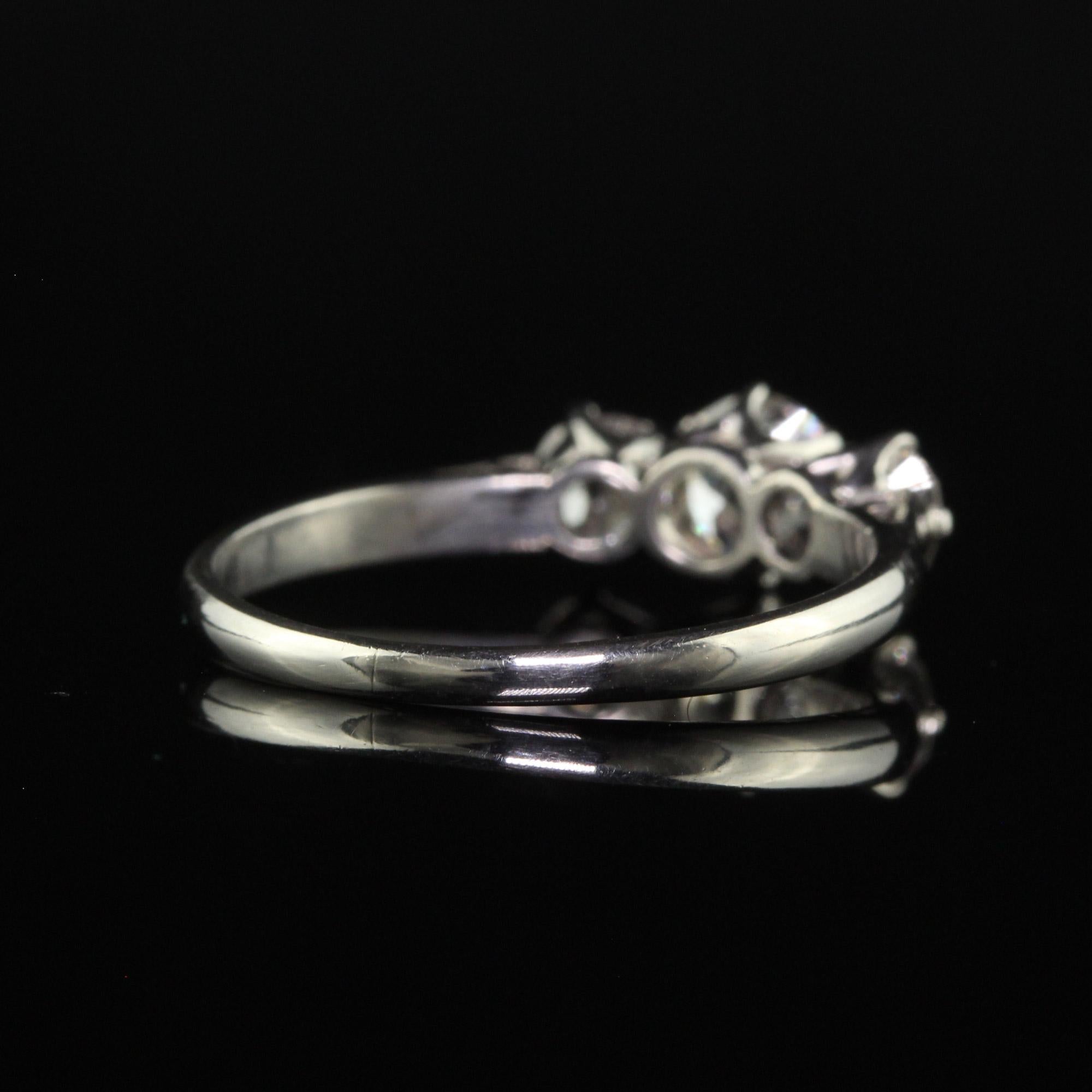 Antiker Art Deco Platin-Ring mit drei Steinen, alteuropäischer Diamant im Zustand „Gut“ im Angebot in Great Neck, NY