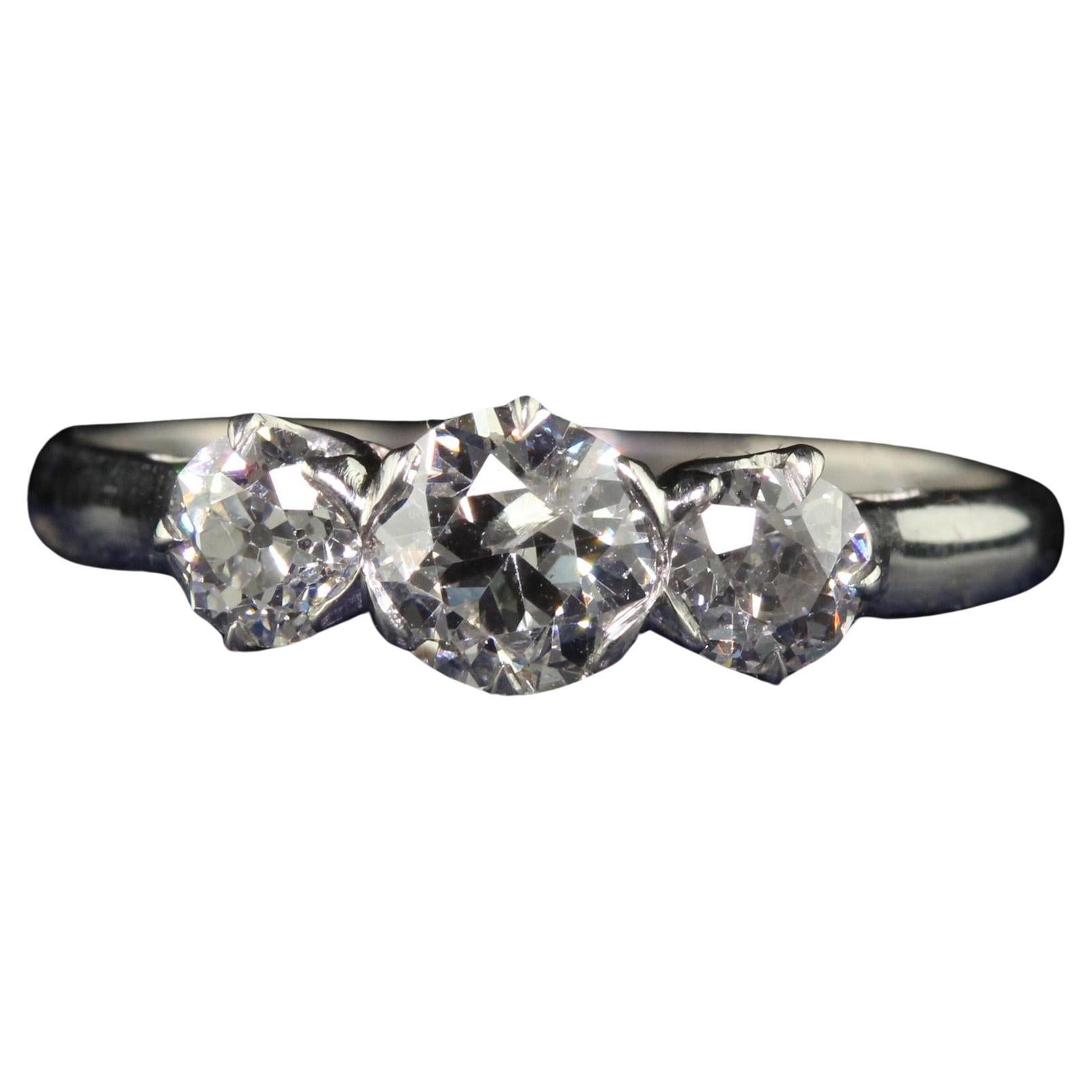 Antiker Art Deco Platin-Ring mit drei Steinen, alteuropäischer Diamant im Angebot