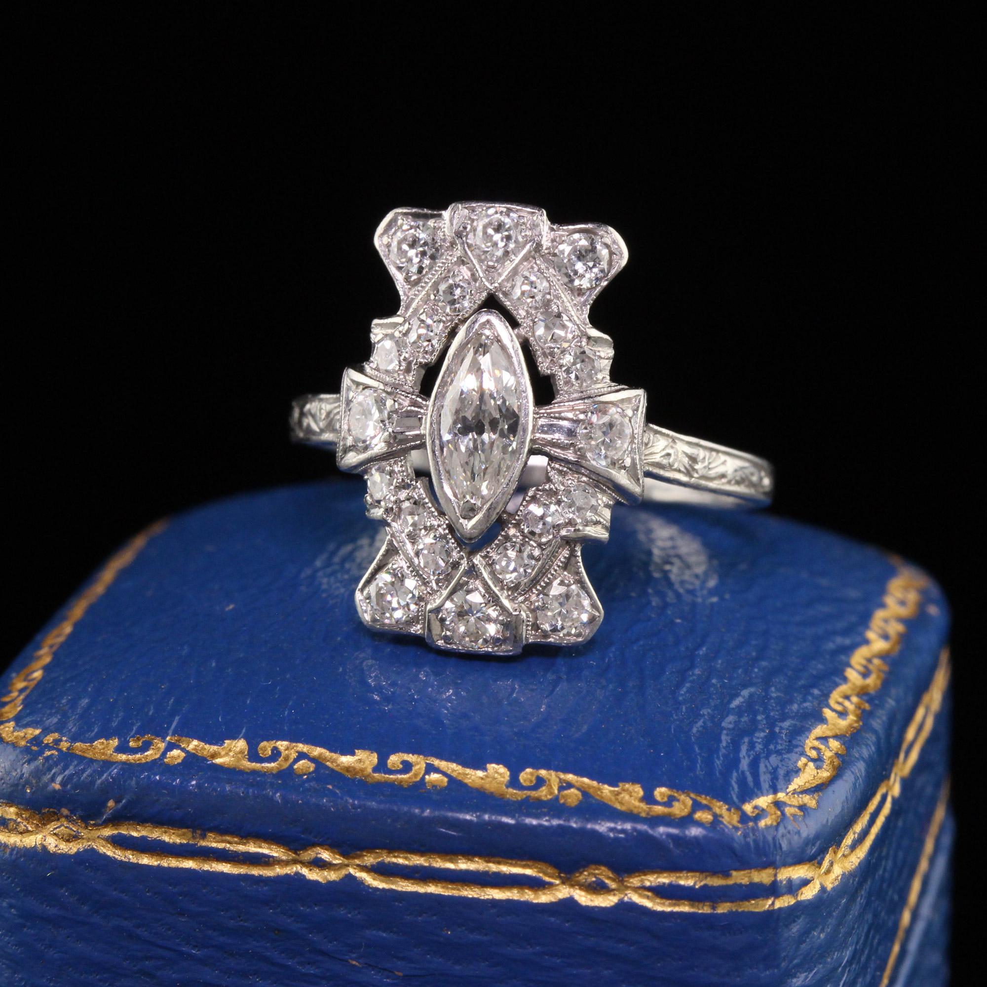 Schöne antike Art Deco Platinum Old European Marquise Diamond Shield Ring. Dieser schöne Schildring ist aus Platin gefertigt. In der Mitte befindet sich ein schöner Marquise im Altschliff, umgeben von Diamanten im Einzelschliff und im alten