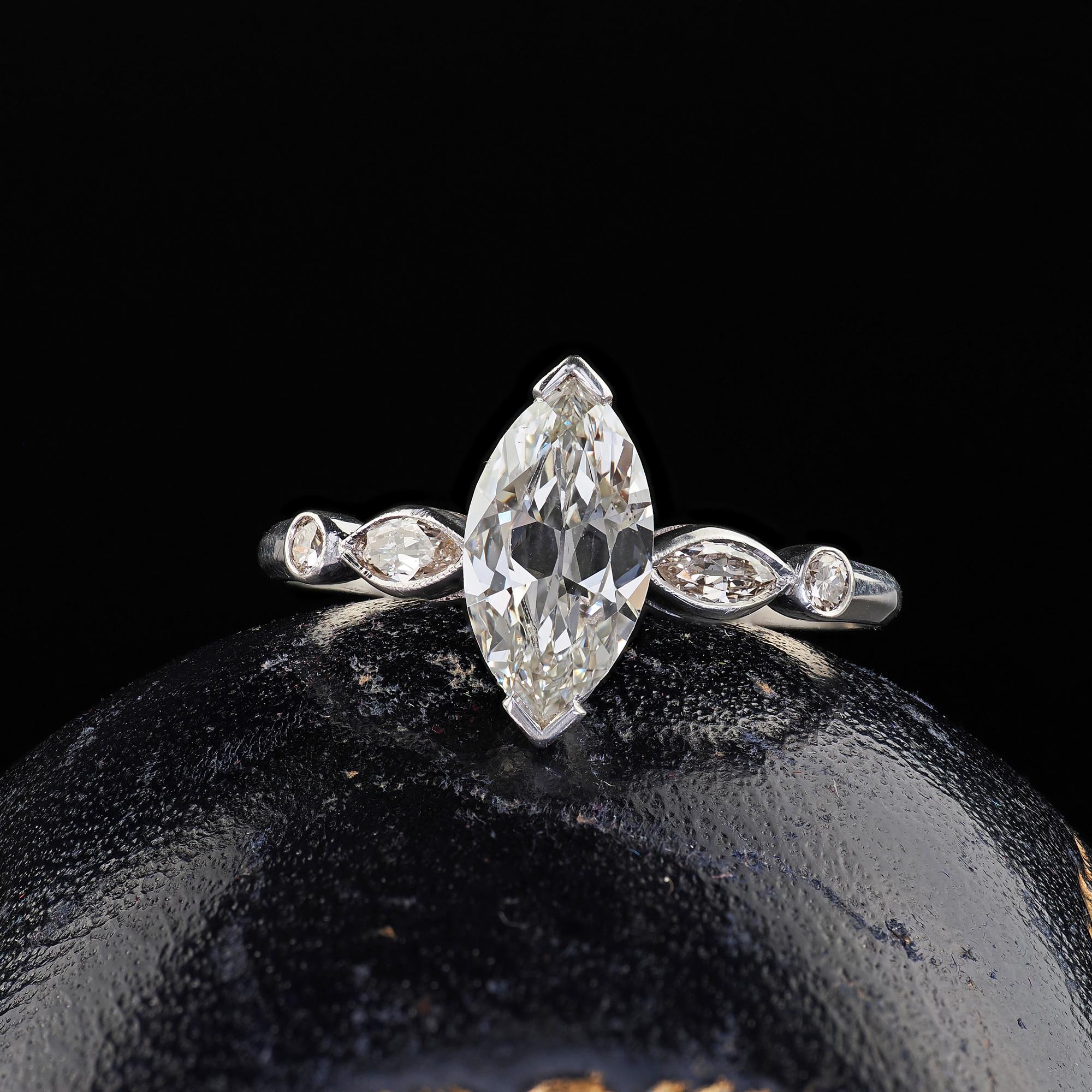 Magnifique bague de fiançailles Arte Antiques Platinum Old Marquise Cut Diamond - GIA. Cette magnifique bague de fiançailles Art déco en diamant taille marquise est réalisée en platine. La bague présente une magnifique marquise de taille ancienne au