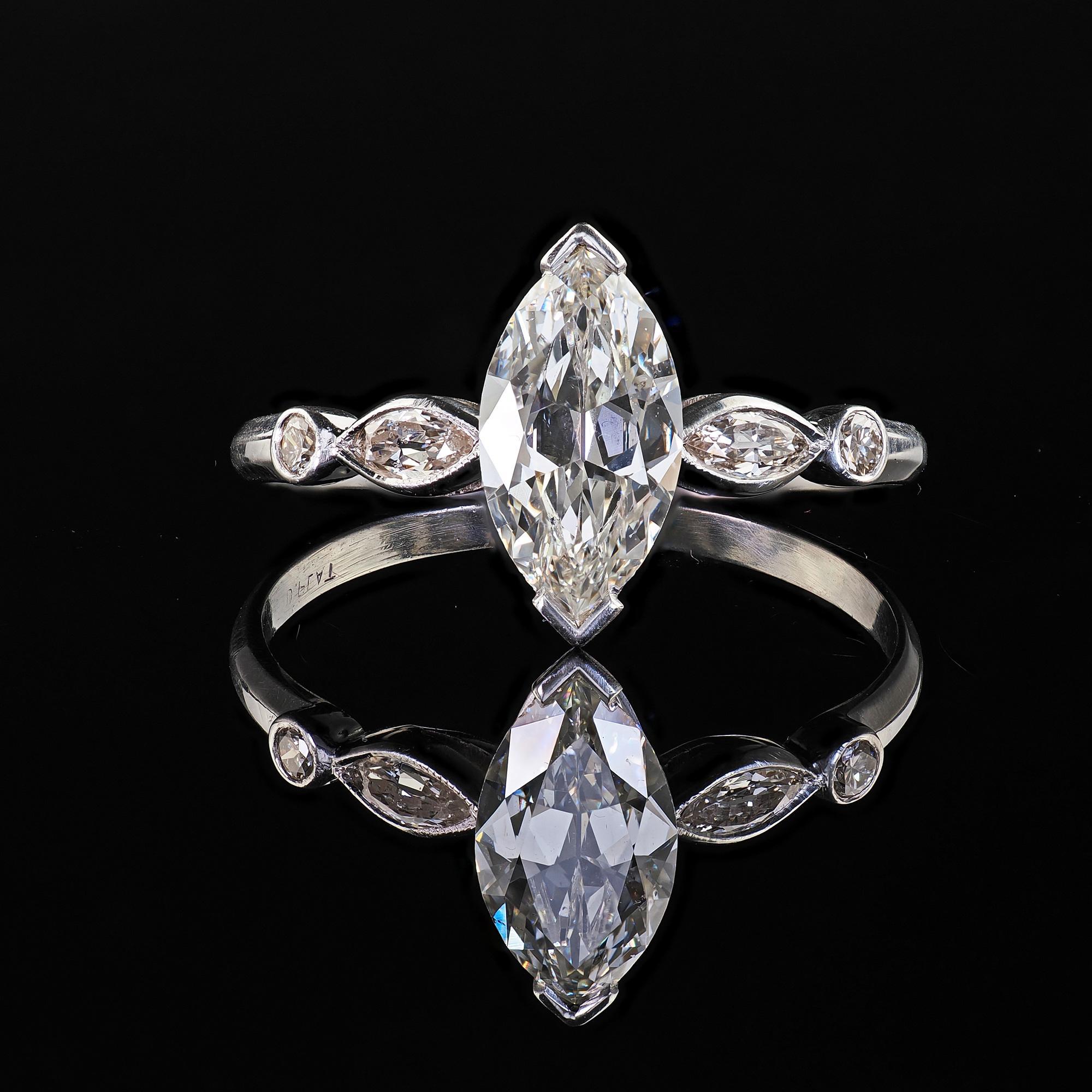 Bague de fiançailles Art déco ancienne en platine avec diamant taille marquise ancienne - GIA en vente 3