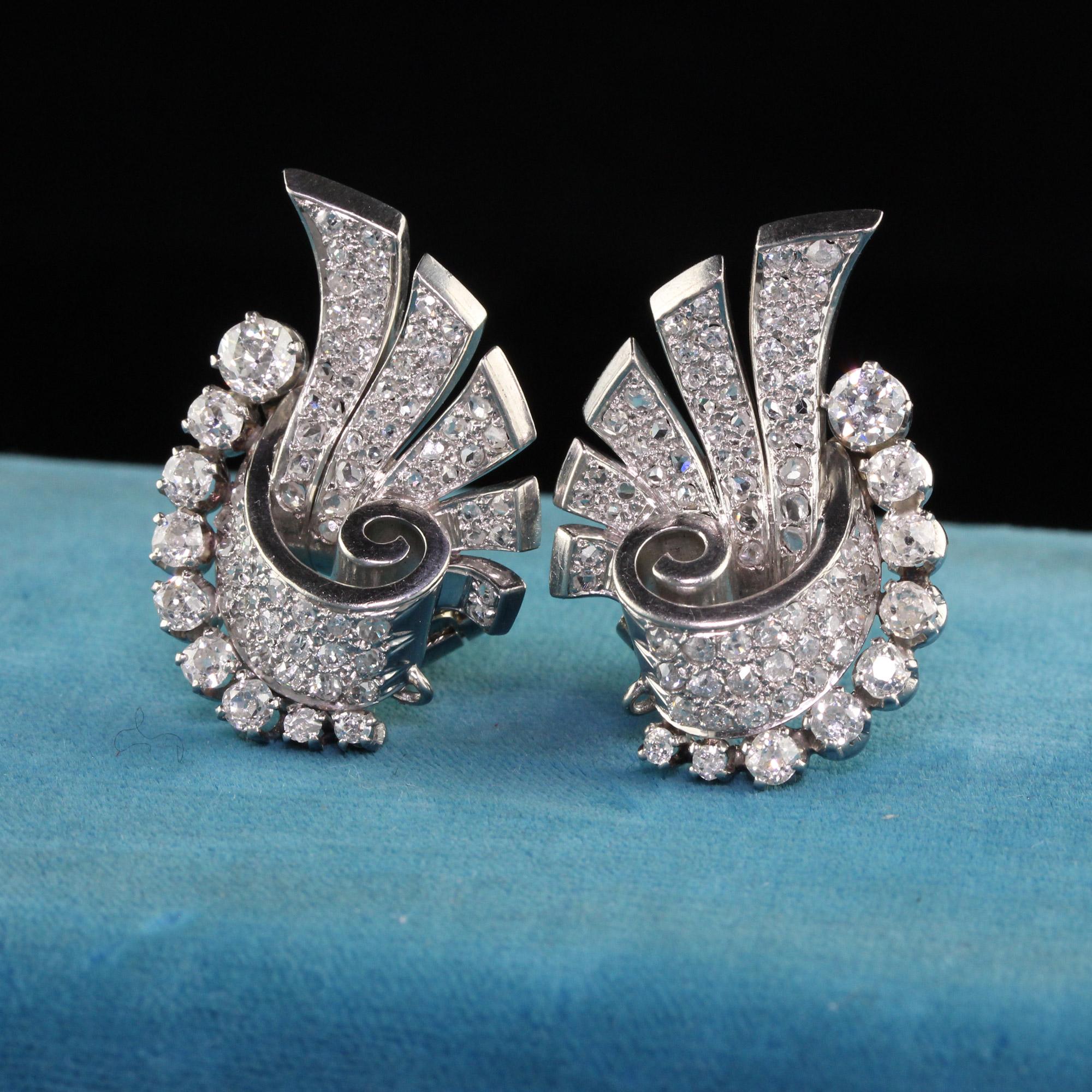 Boucles d'oreilles en platine Art Déco antique avec diamants taille ancienne et taille rose. Cette magnifique paire de boucles d'oreilles est réalisée en platine et en or blanc 18 carats. Les boucles d'oreilles sont ornées de diamants taille