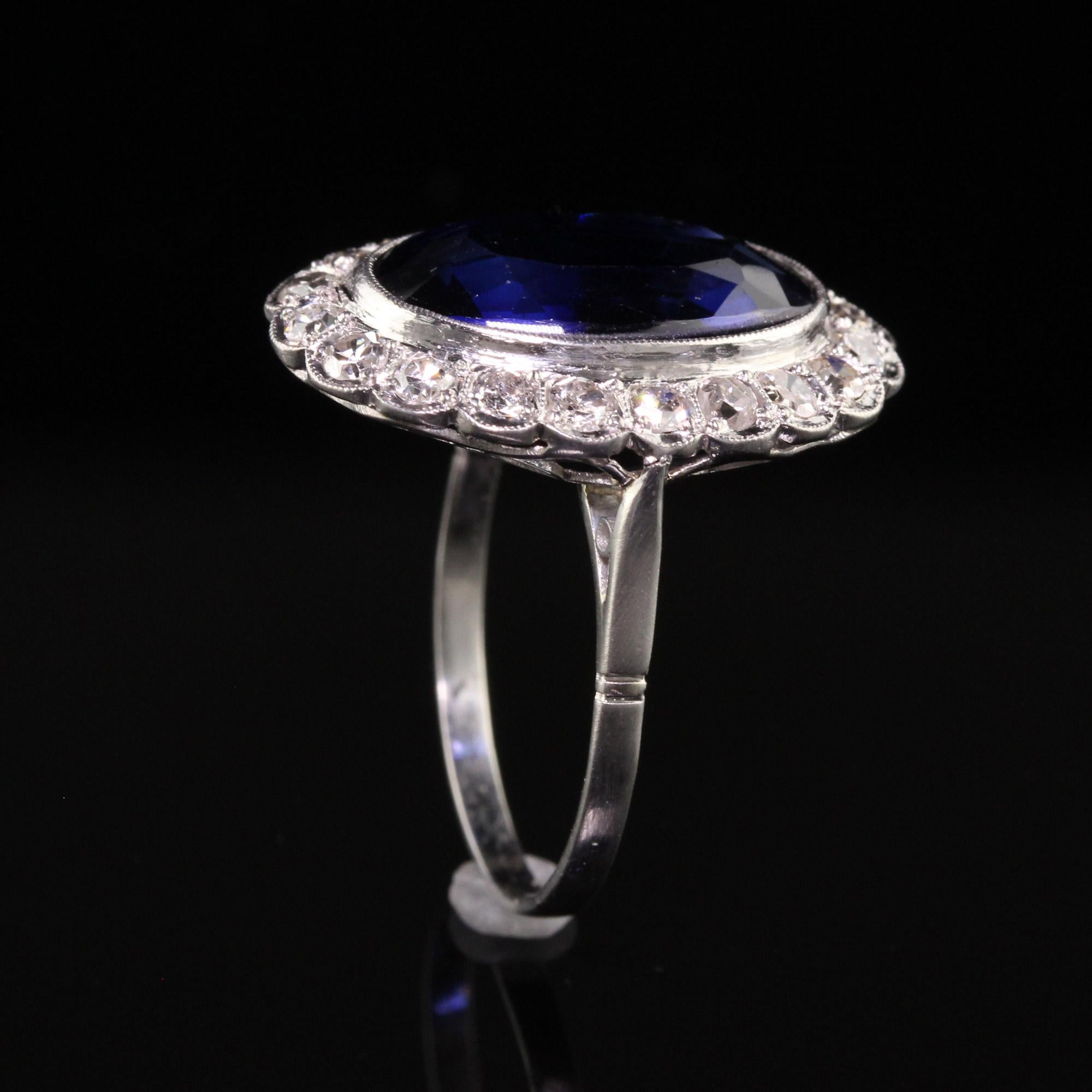 Antiker Art-déco-Ring aus Platin mit Diamanten im alten Minenschliff und Saphiren im Zustand „Gut“ in Great Neck, NY