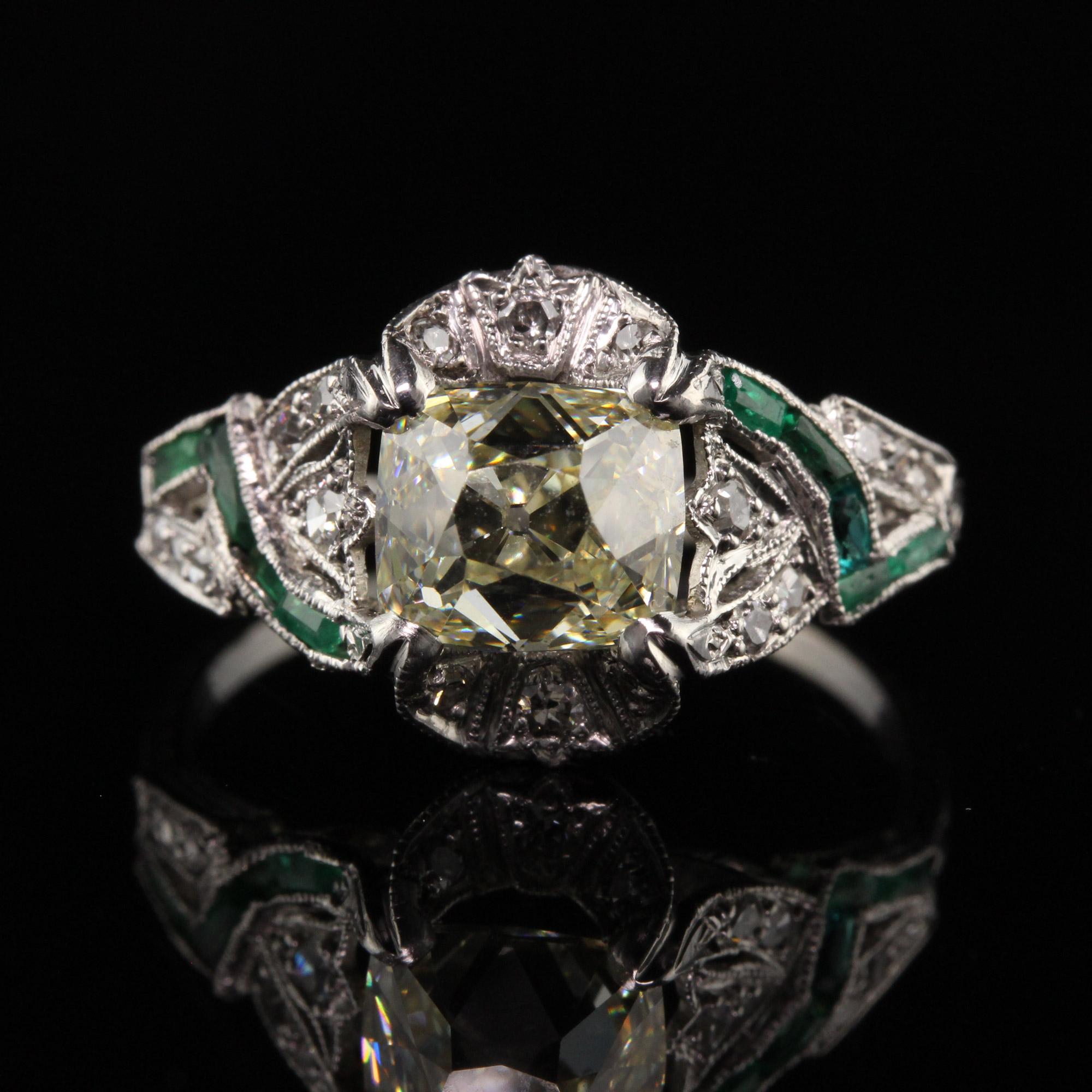 Antiker Art Deco Platin-Verlobungsring mit Diamanten und Smaragden im alten Minenschliff (Alteuropäischer Brillantschliff) im Angebot