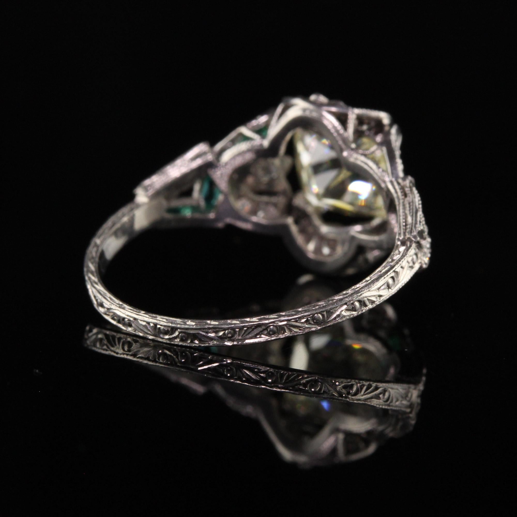 Antiker Art Deco Platin-Verlobungsring mit Diamanten und Smaragden im alten Minenschliff im Zustand „Gut“ im Angebot in Great Neck, NY