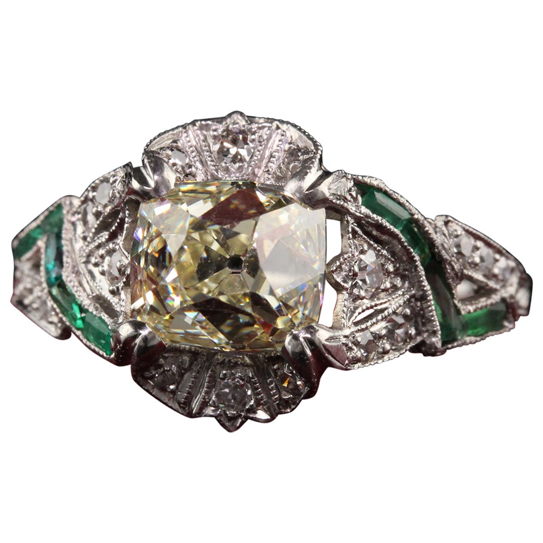 Antiker Art Deco Platin-Verlobungsring mit Diamanten und Smaragden im alten Minenschliff