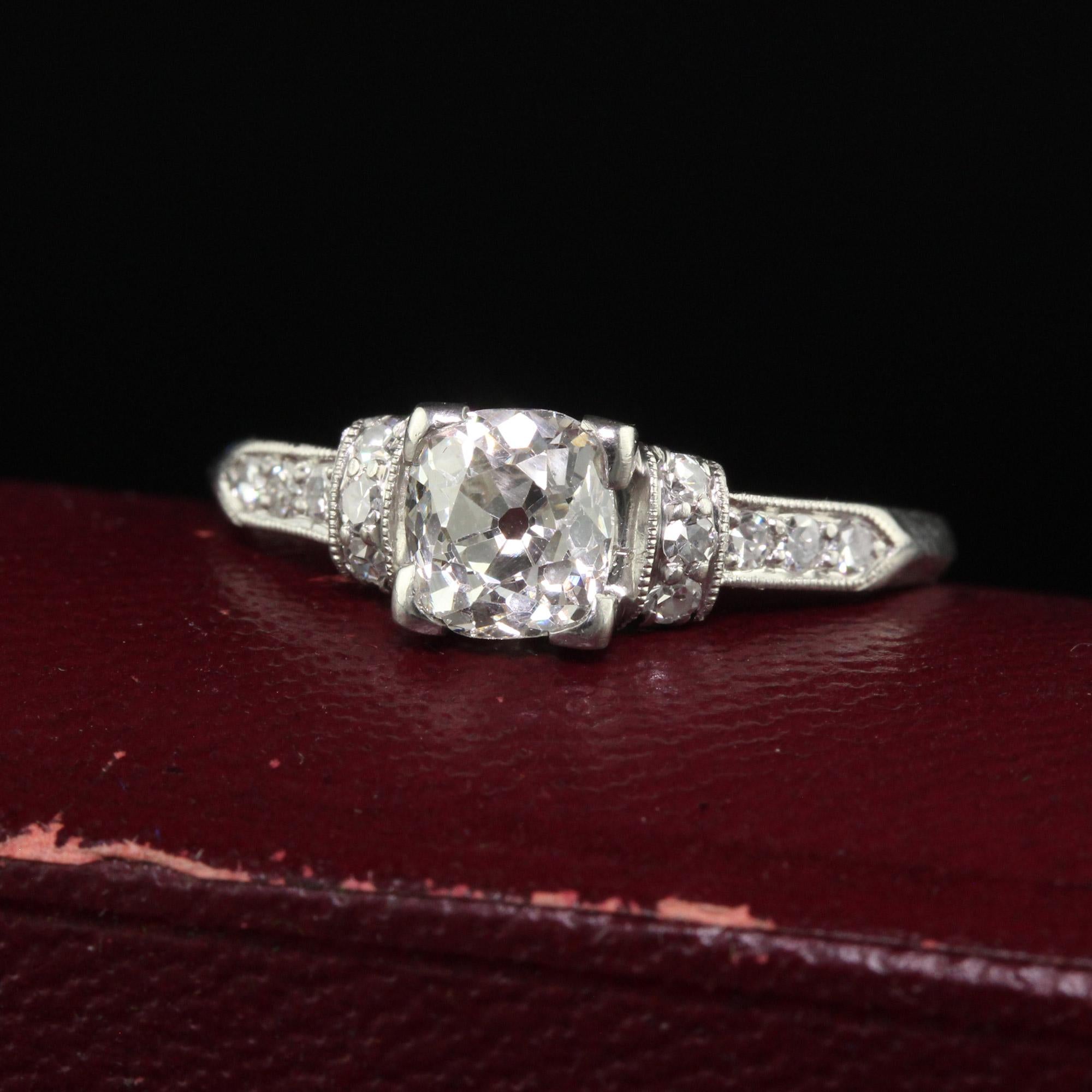 Schöner antiker Art Deco Platin Verlobungsring mit Diamanten im Minenschliff - GIA. Dieser wunderschöne klassische Verlobungsring ist aus Platin gefertigt. In der Mitte befindet sich ein charmanter Diamant mit altem Minenschliff, der einen