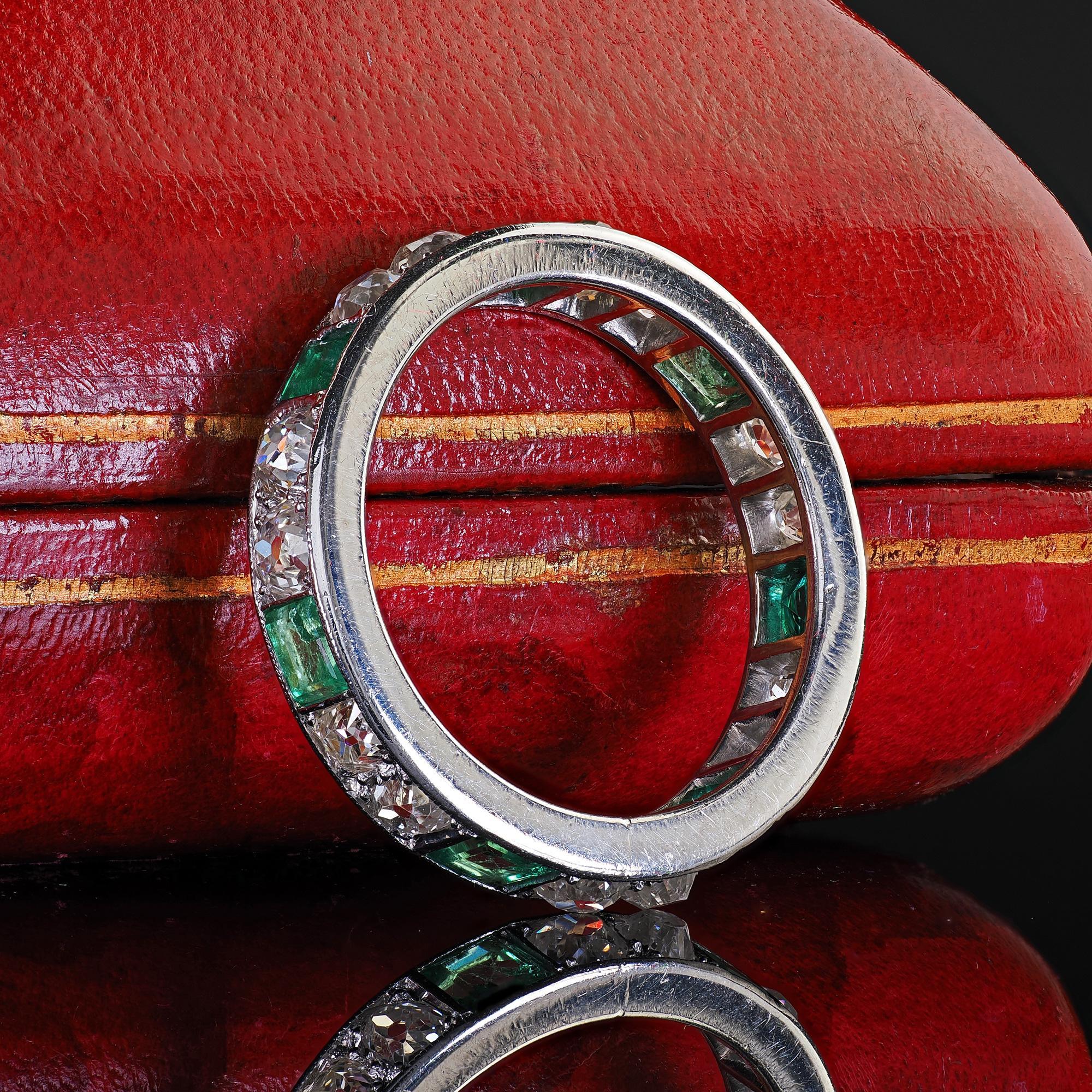 Art déco Alliance d'éternité en platine, diamants et émeraudes d'époque Art Deco en vente