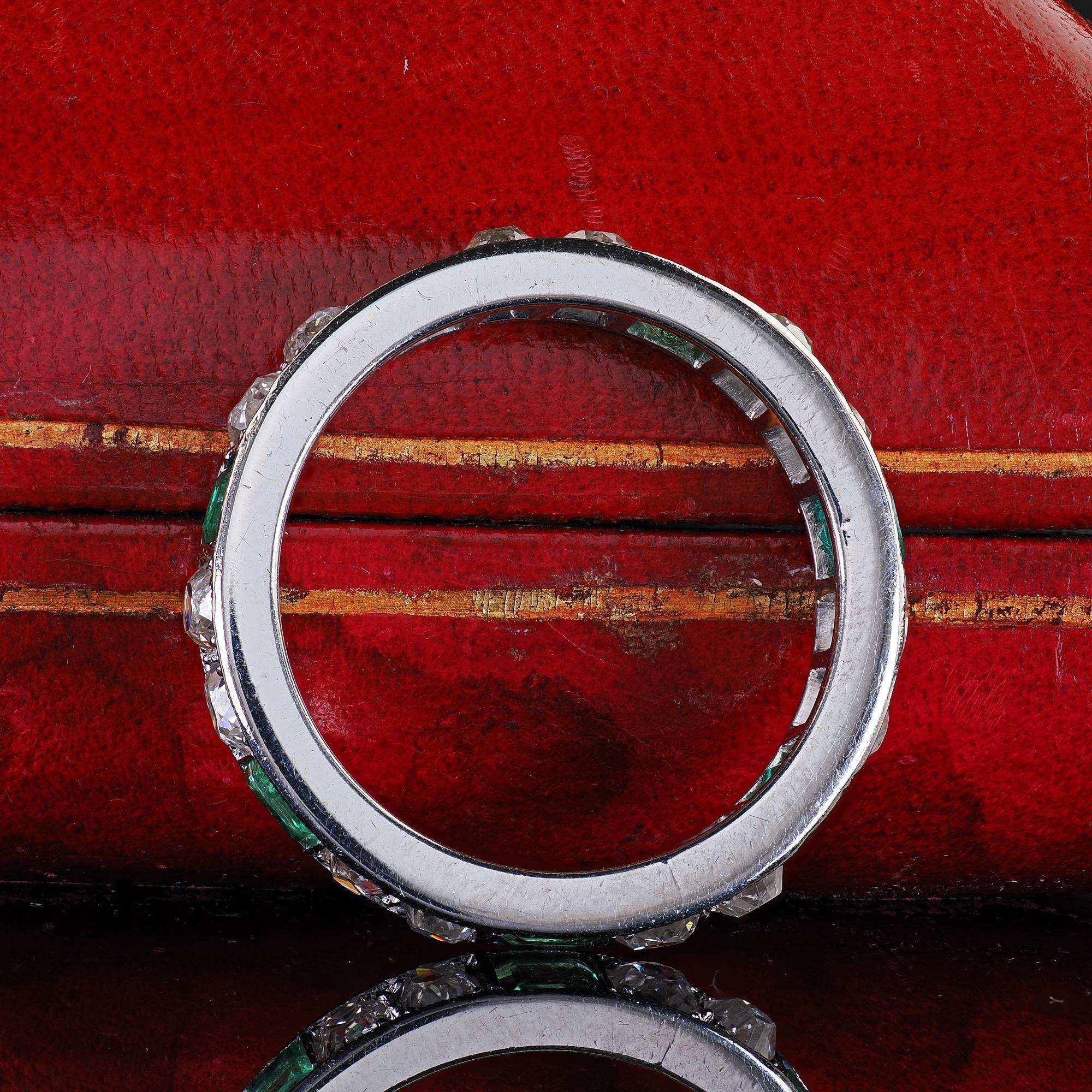 Alliance d'éternité en platine, diamants et émeraudes d'époque Art Deco Bon état - En vente à Great Neck, NY