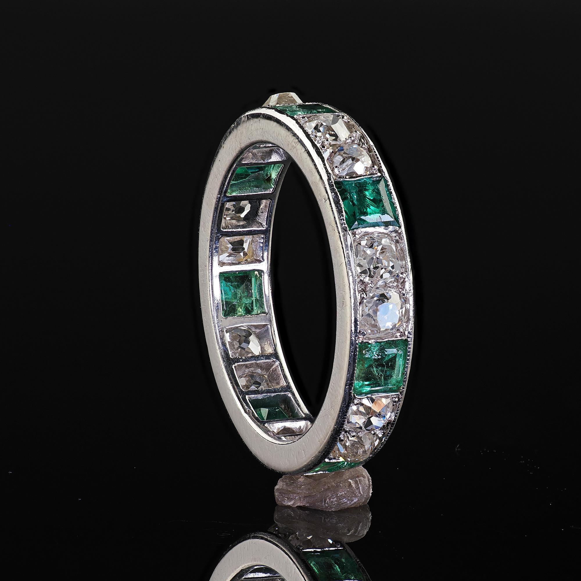 Alliance d'éternité en platine, diamants et émeraudes d'époque Art Deco en vente 1
