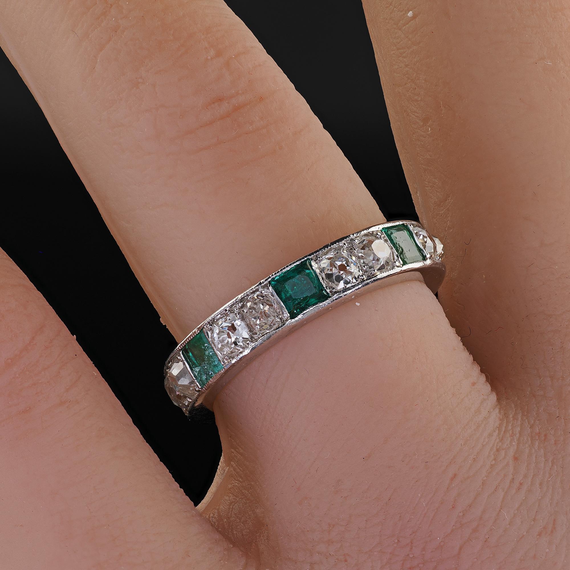 Alliance d'éternité en platine, diamants et émeraudes d'époque Art Deco en vente 2