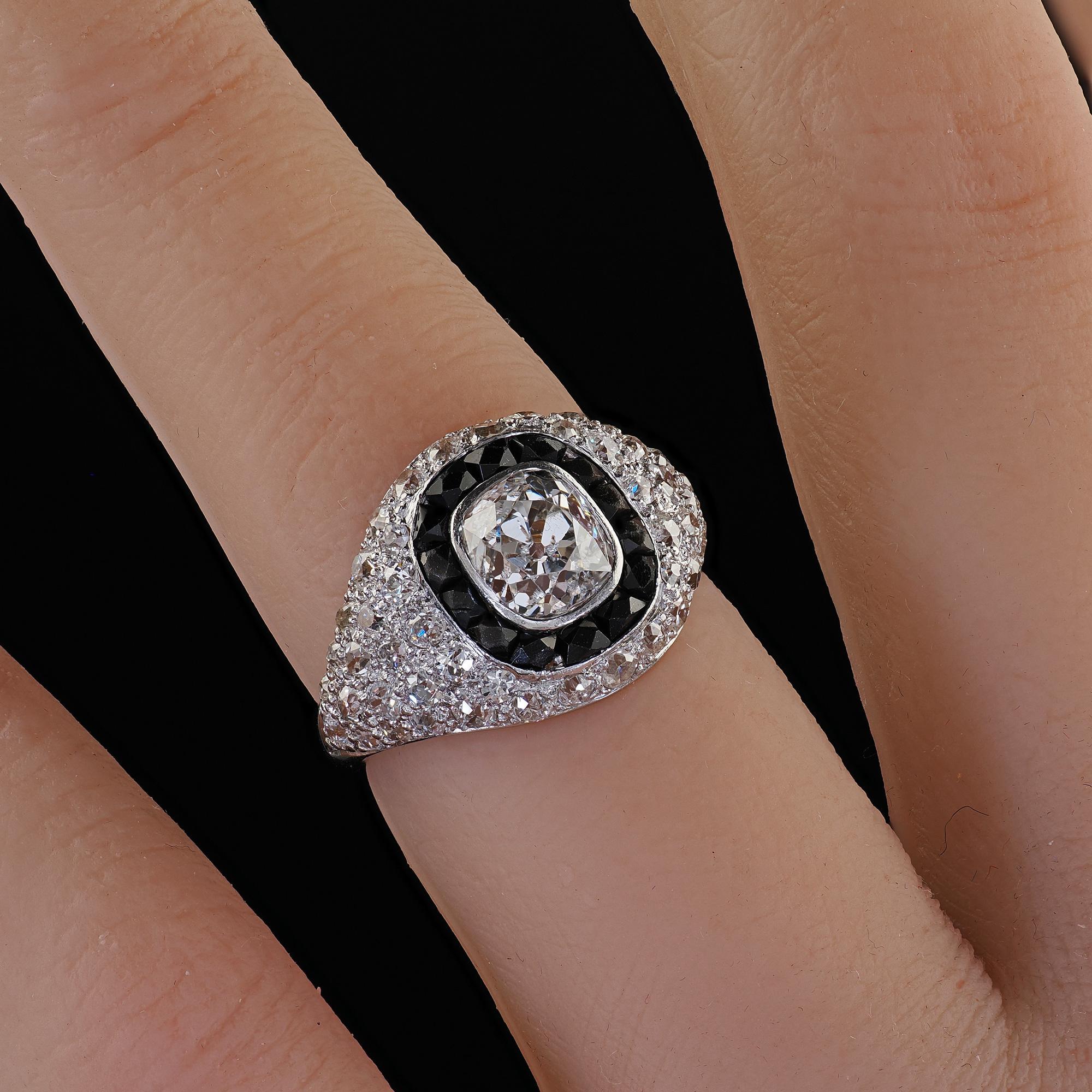 Antiker Art-Déco-Verlobungsring aus Platin mit Diamanten im alten Minenschliff und französischem Onyx-Halo im Angebot 4