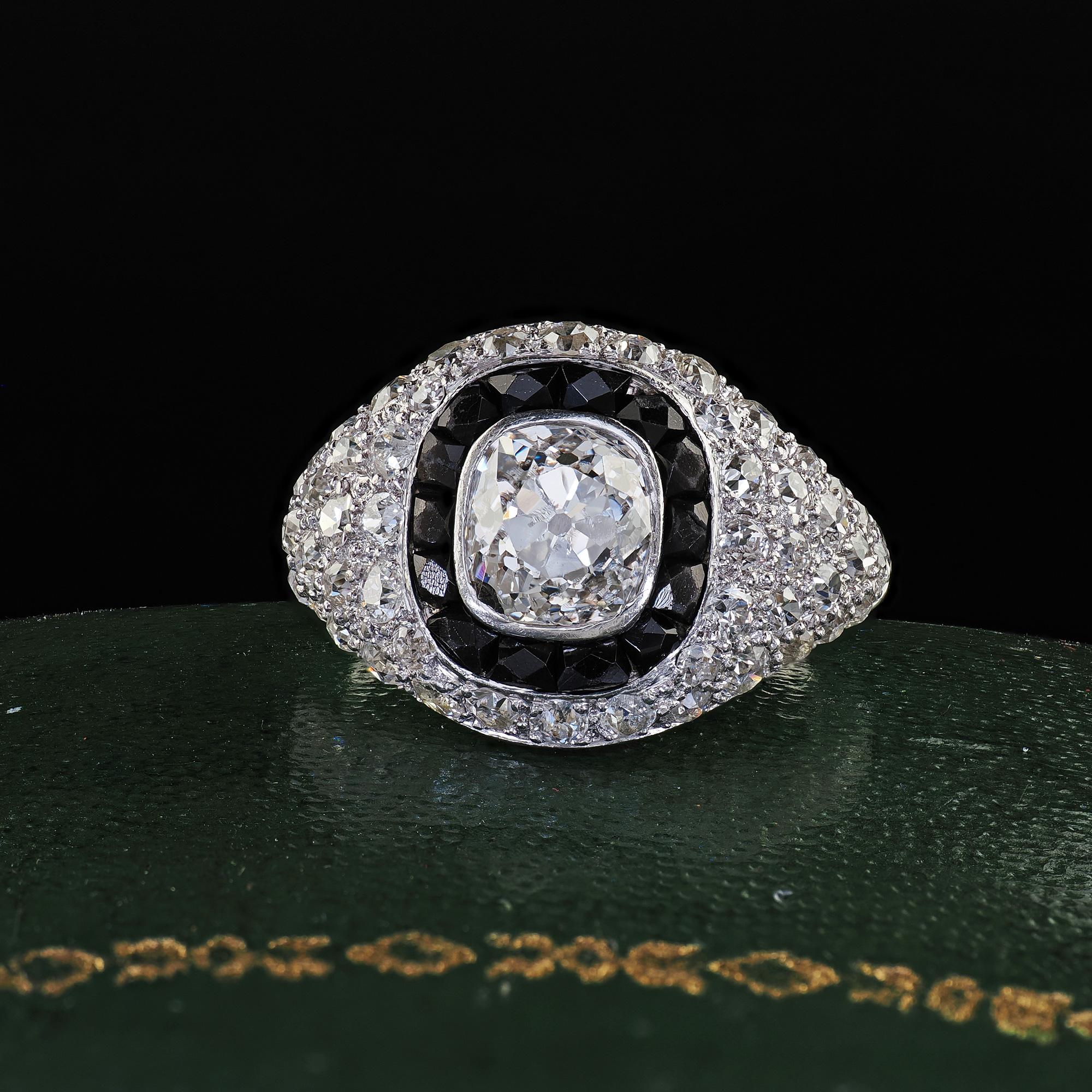 Schöne antike Art Deco Platin alte Mine Diamant und Französisch Onyx Halo Verlobungsring. Dieser erstaunliche Art Deco Verlobungsring mit einem Diamanten aus einer alten Mine und einem Onyx im französischen Schliff ist aus Platin gefertigt. Der Ring