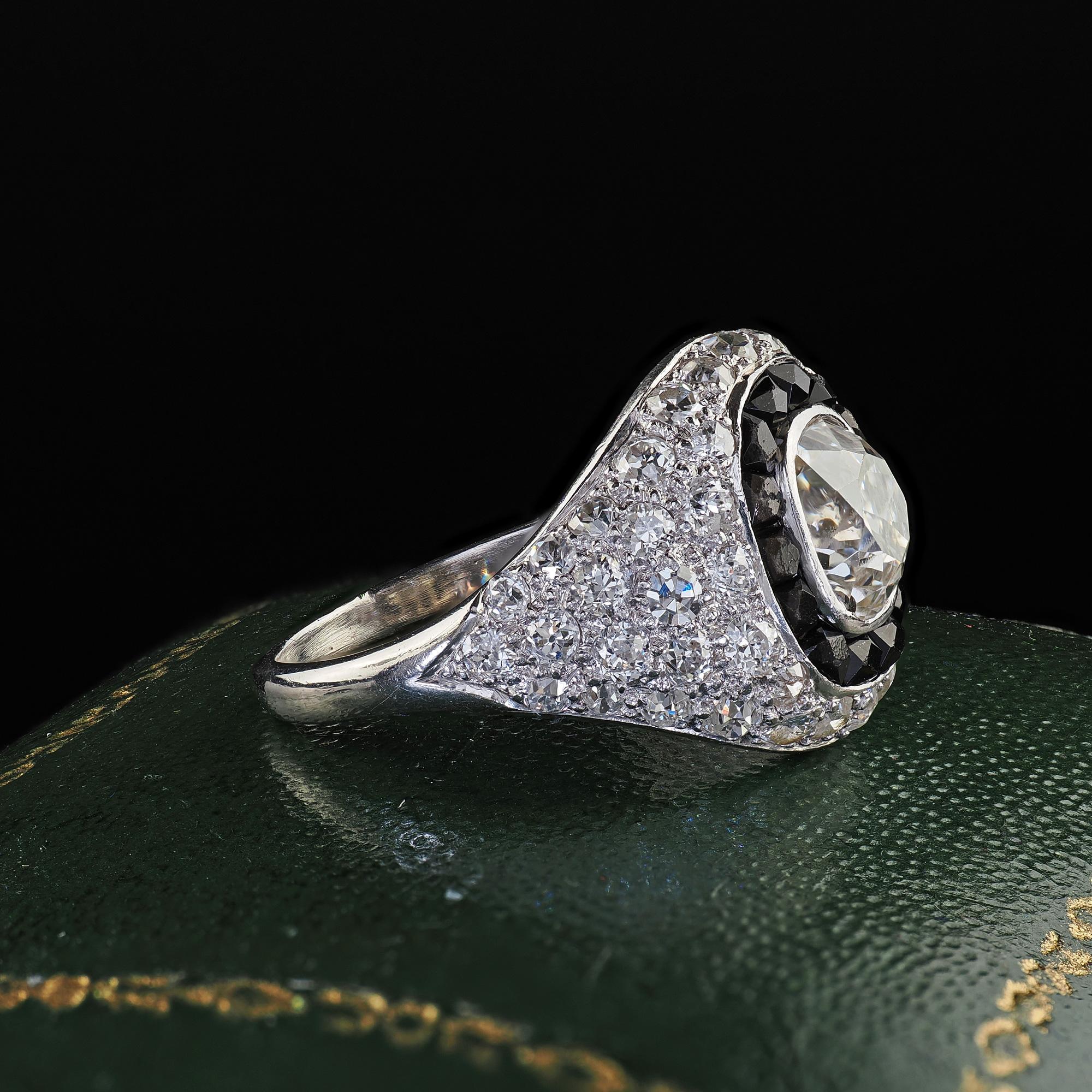 Antiker Art-Déco-Verlobungsring aus Platin mit Diamanten im alten Minenschliff und französischem Onyx-Halo (Alteuropäischer Brillantschliff) im Angebot