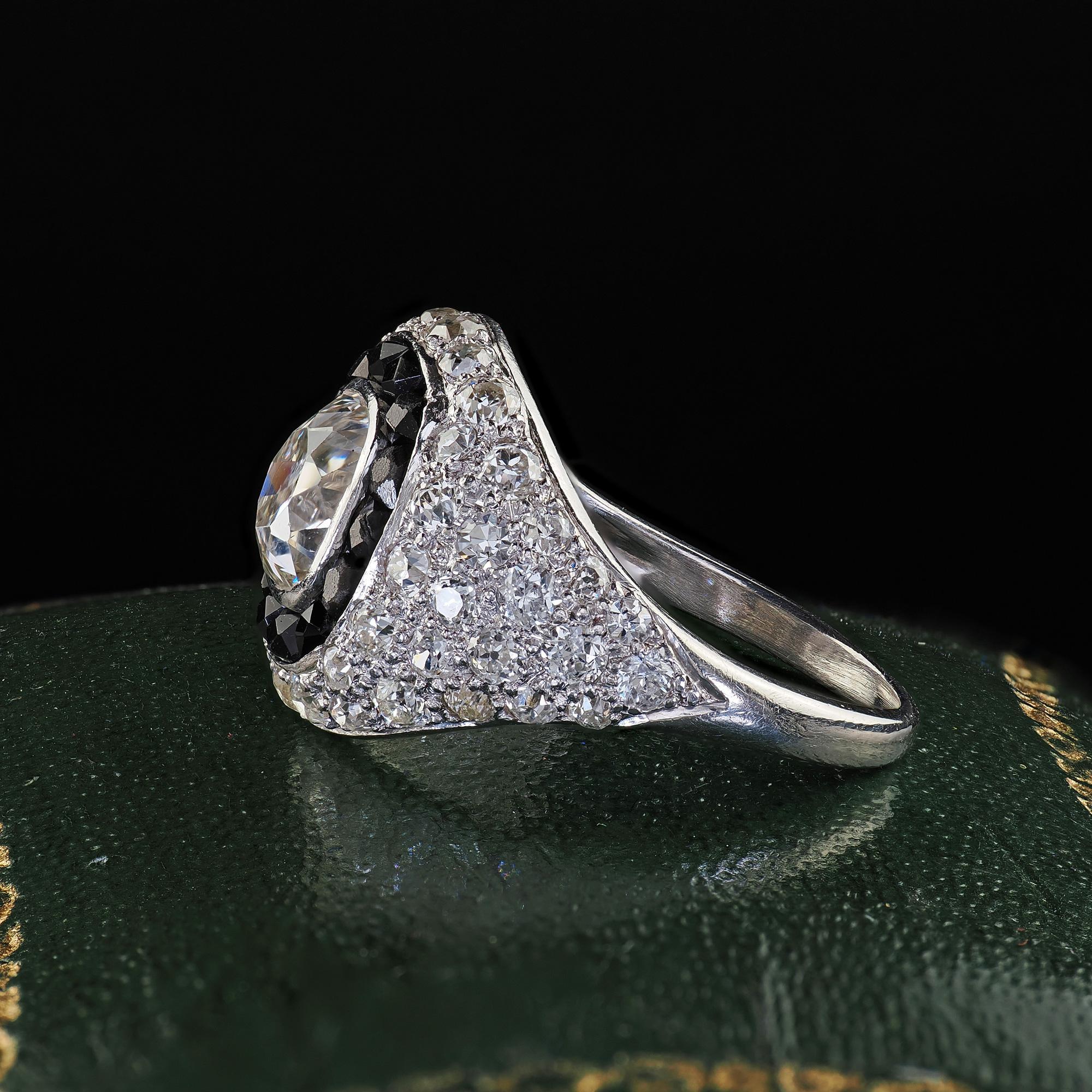 Antiker Art-Déco-Verlobungsring aus Platin mit Diamanten im alten Minenschliff und französischem Onyx-Halo im Zustand „Gut“ im Angebot in Great Neck, NY
