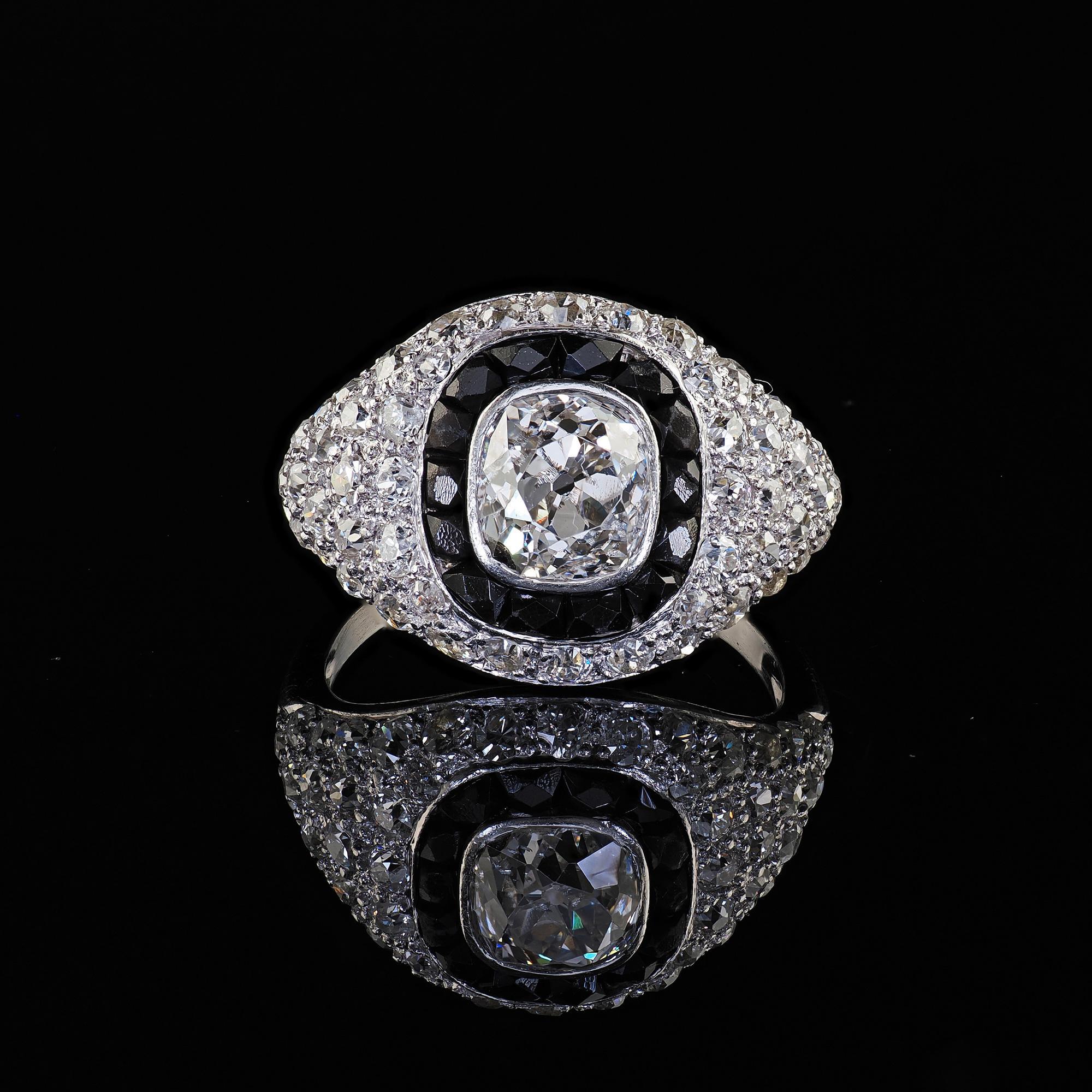 Antiker Art-Déco-Verlobungsring aus Platin mit Diamanten im alten Minenschliff und französischem Onyx-Halo im Angebot 1