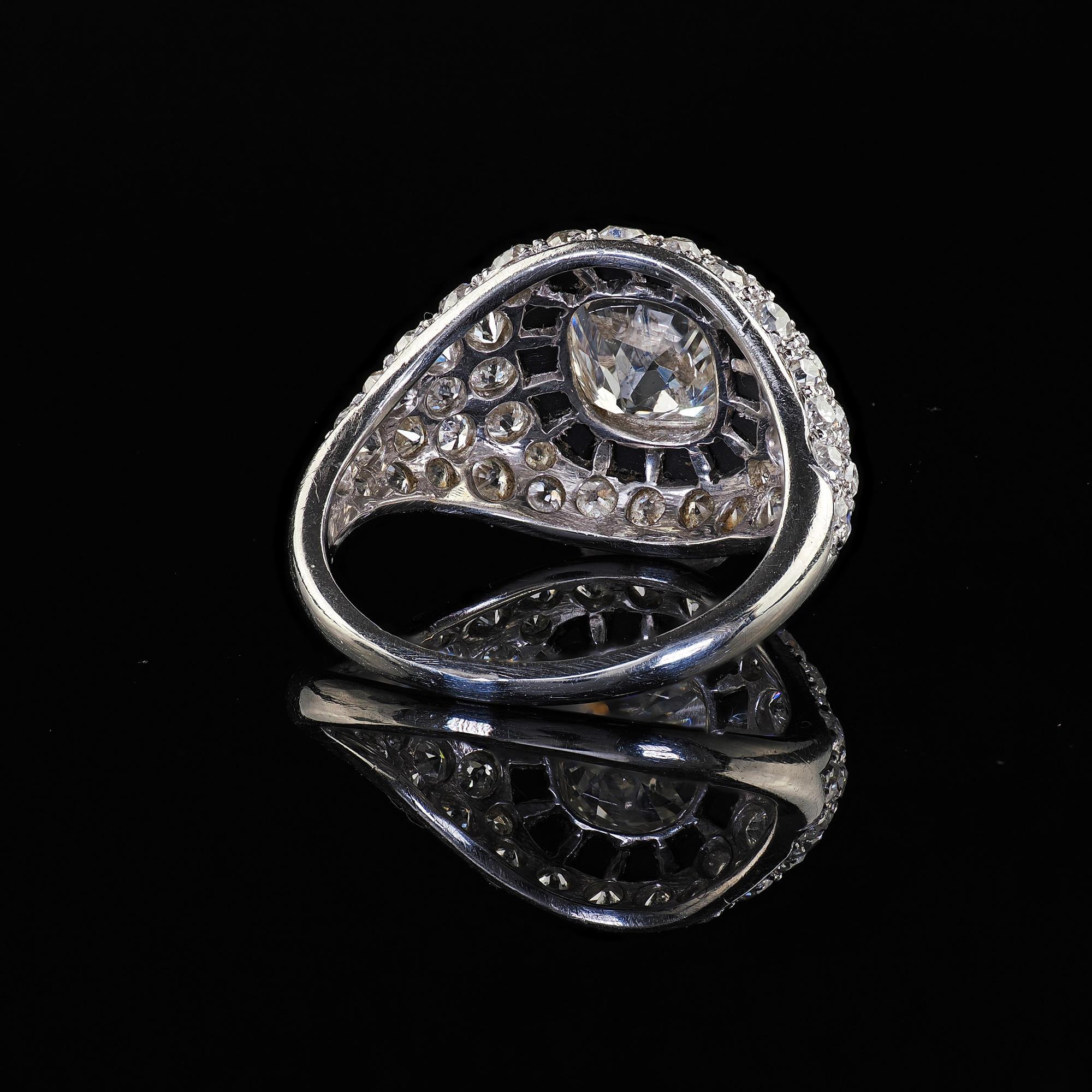 Antiker Art-Déco-Verlobungsring aus Platin mit Diamanten im alten Minenschliff und französischem Onyx-Halo im Angebot 2