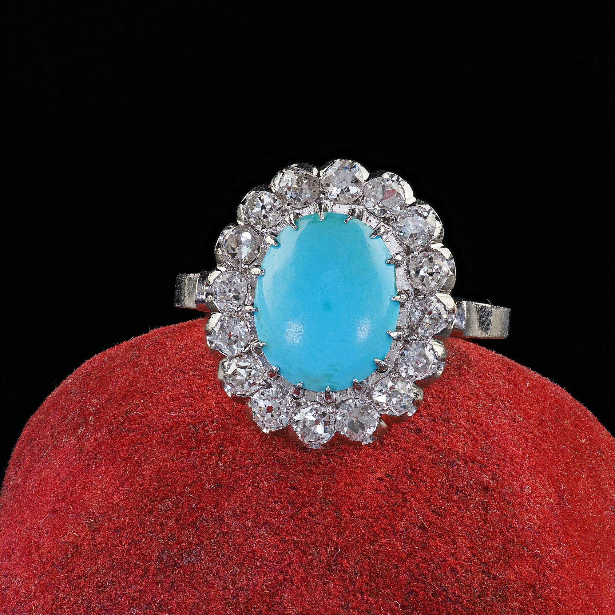 Magnifique bague de cocktail en platine ancienne mine, diamant et turquoise, de style Art déco. Cette magnifique bague de cocktail Art déco en turquoise et diamants est réalisée en platine. Cette bague présente une turquoise naturelle au centre