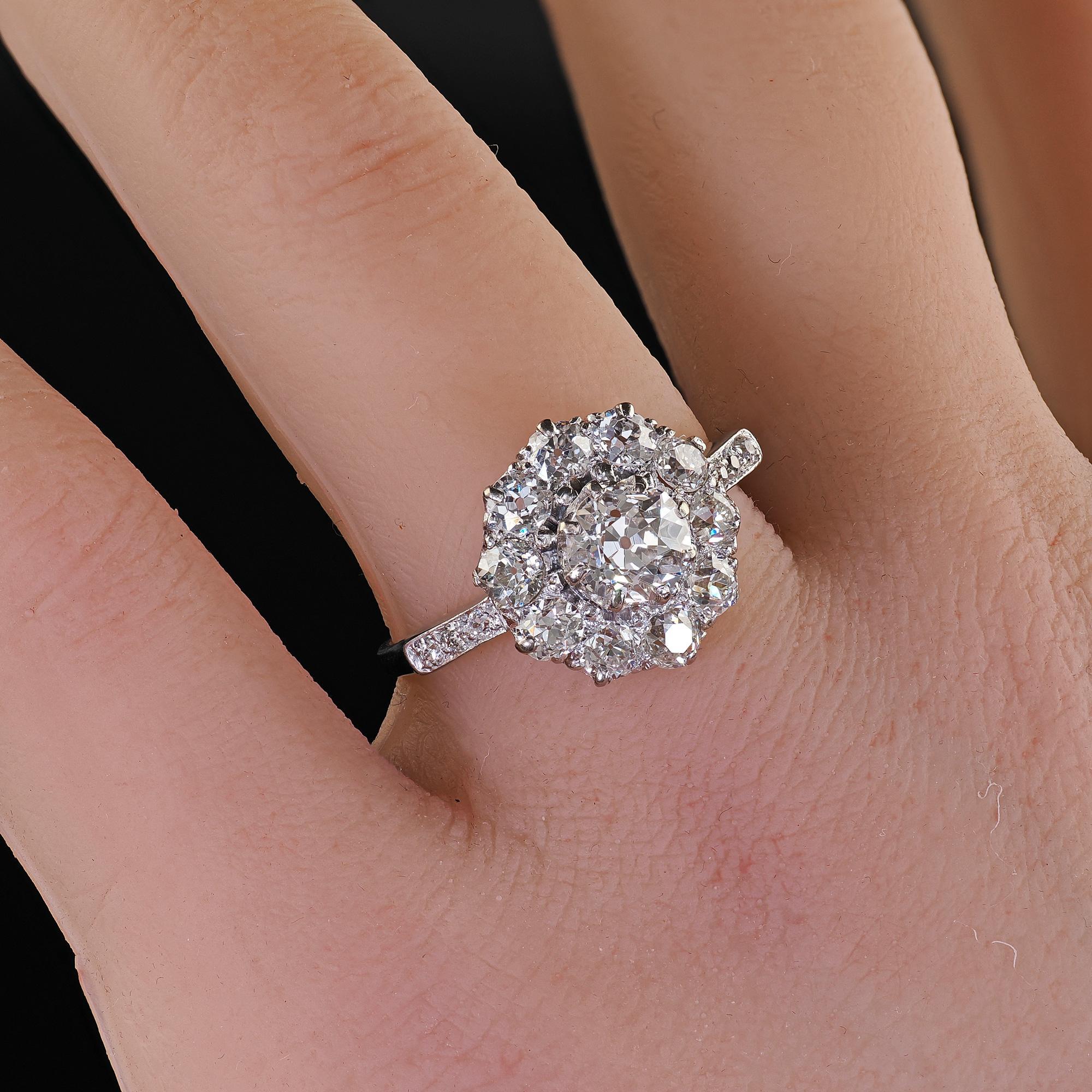 Antiguo Anillo de Compromiso Art Decó Platino Racimo de Diamantes Mina Vieja Halo en venta 5