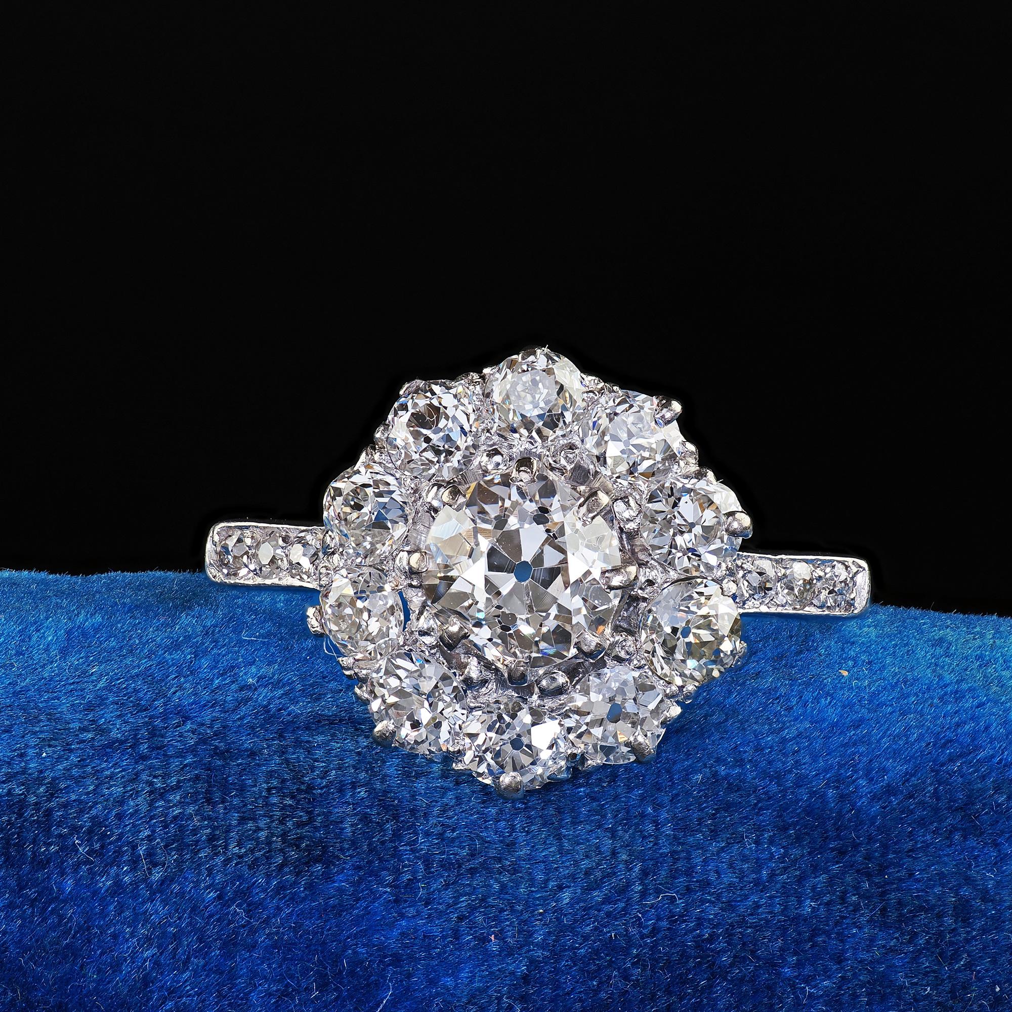 Precioso Anillo de Compromiso Antiguo Art Decó de Platino con Racimo de Diamantes Mina Vieja. Este increíble anillo de compromiso Art Decó con halo de diamantes en racimo de mina antigua está elaborado en platino. Este precioso anillo presenta un