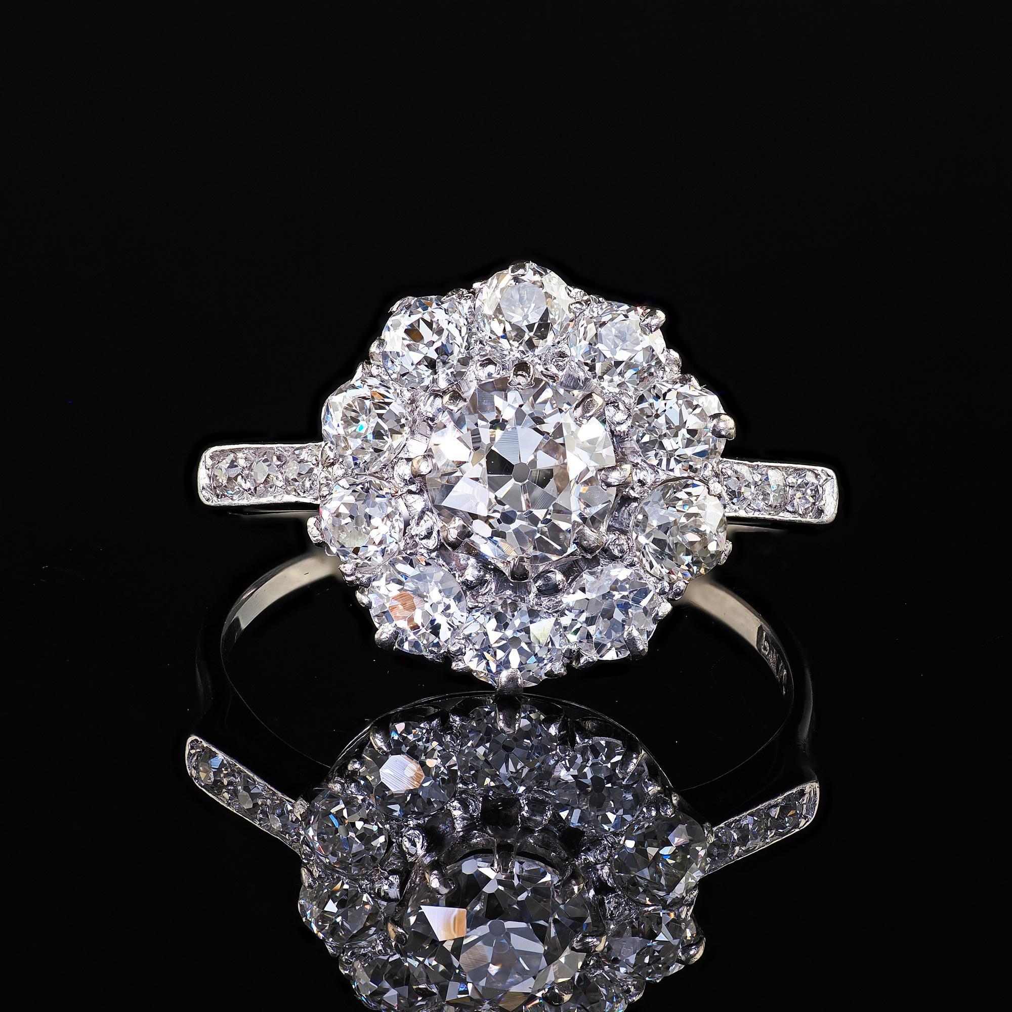Antiguo Anillo de Compromiso Art Decó Platino Racimo de Diamantes Mina Vieja Halo en venta 2