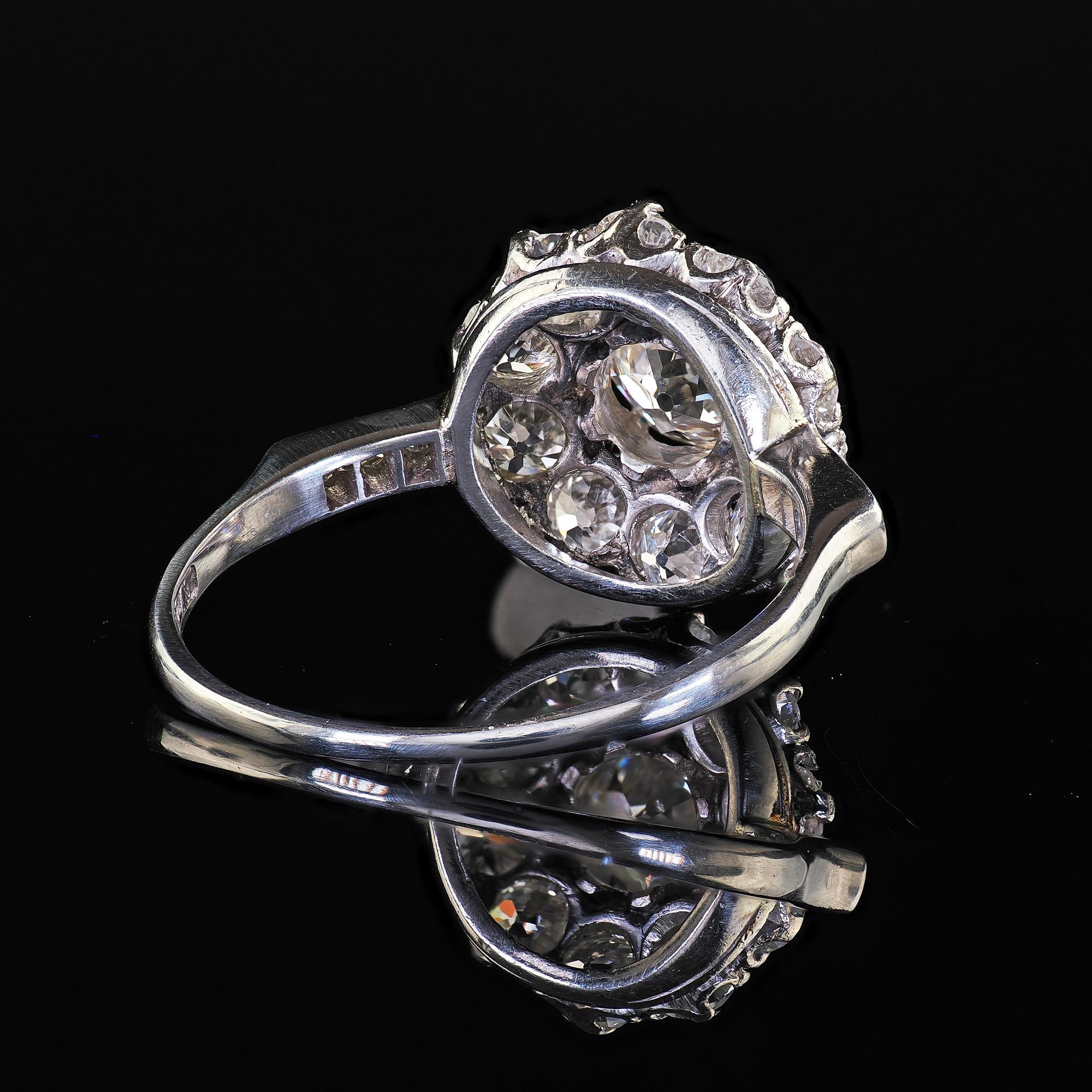Antiguo Anillo de Compromiso Art Decó Platino Racimo de Diamantes Mina Vieja Halo en venta 3