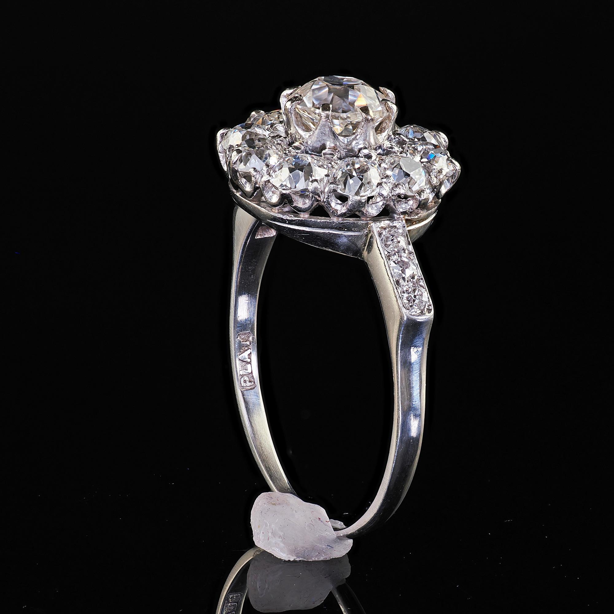 Antiguo Anillo de Compromiso Art Decó Platino Racimo de Diamantes Mina Vieja Halo en venta 4