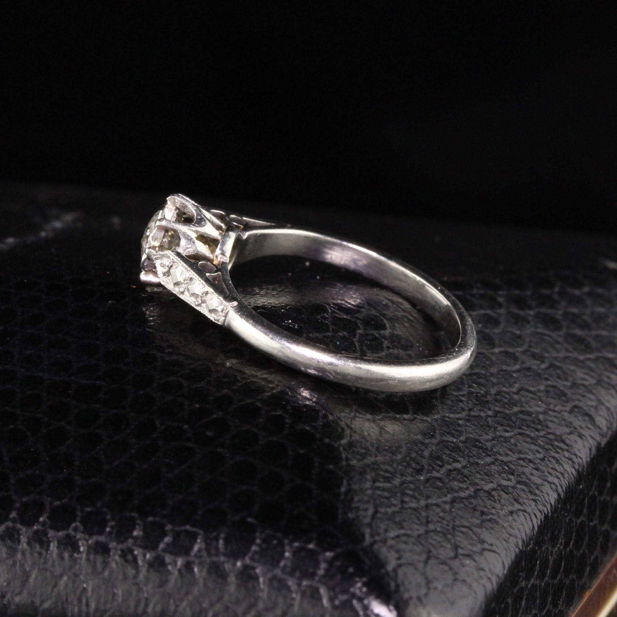 Wunderschöner antiker Art Deco Platin Diamant Verlobungsring mit altem Minenschliff. Der Mittelstein ist ein alter Minenschliff-Diamant mit einer Größe von ca. 0,45 cts und die Halterung hat Diamantschliff-Gravuren an den Seiten, um die Illusion