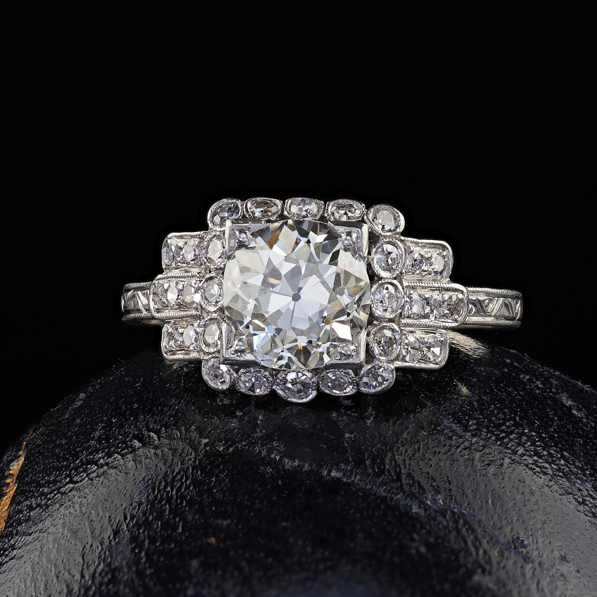 Schöner antiker Art Deco Platin Old Mine Diamant Verlobungsring - GIA. Dieser unglaubliche Art Deco Verlobungsring mit Diamanten aus alten Minen ist aus Platin gefertigt. In der Mitte dieses Rings befindet sich ein wunderschöner Diamant mit altem