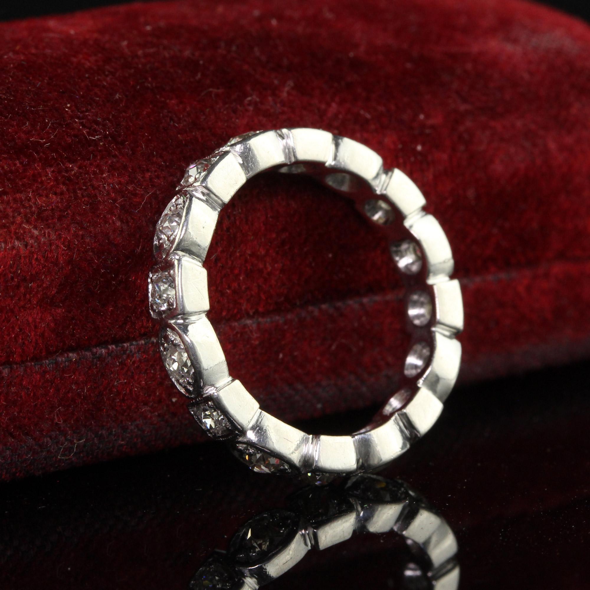 Antiker Art-Déco-Eternity-Ring aus Platin mit geometrischem Minenschliff - Größe 6 1/2 (Art déco) im Angebot
