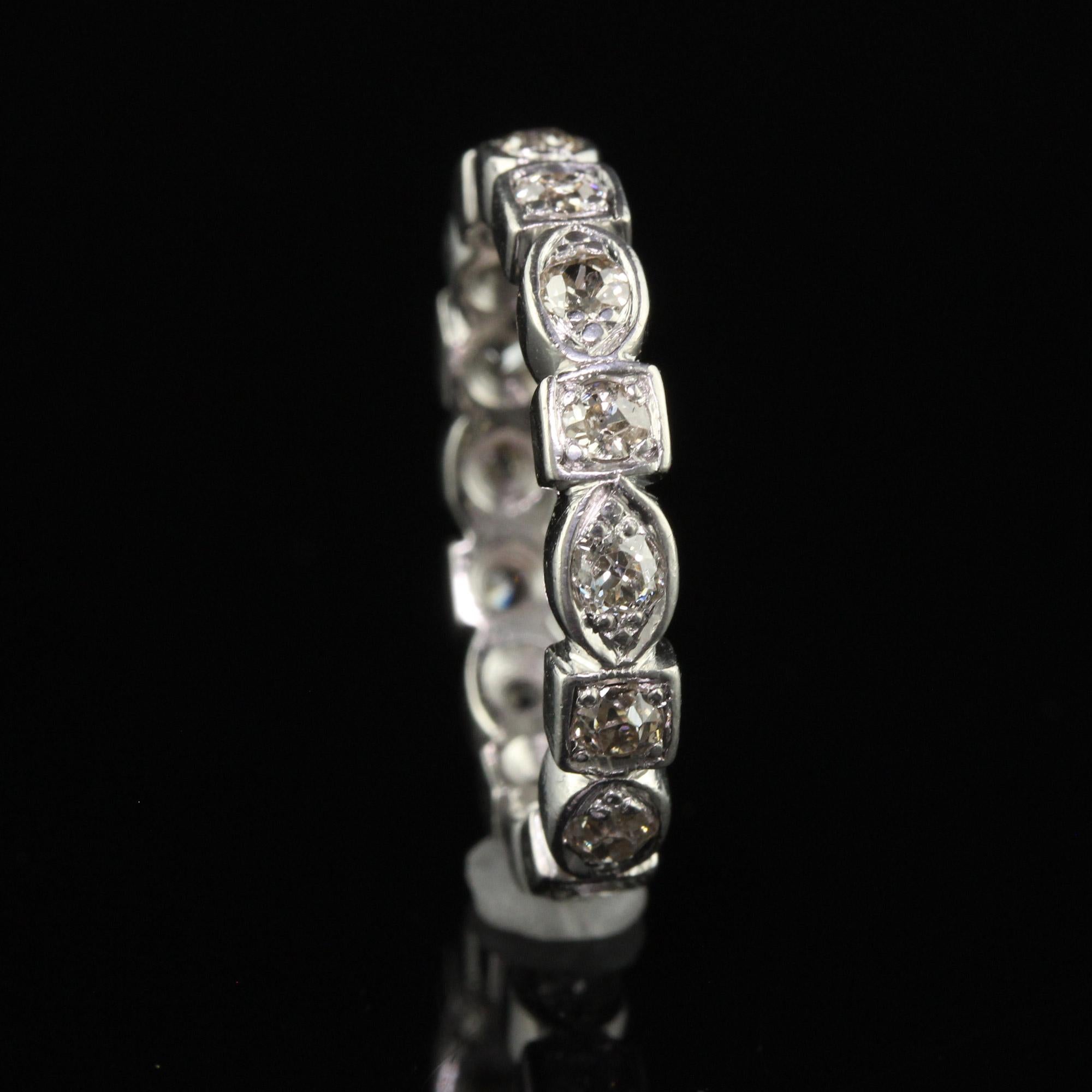 Antiker Art-Déco-Eternity-Ring aus Platin mit geometrischem Minenschliff - Größe 6 1/2 im Zustand „Gut“ im Angebot in Great Neck, NY