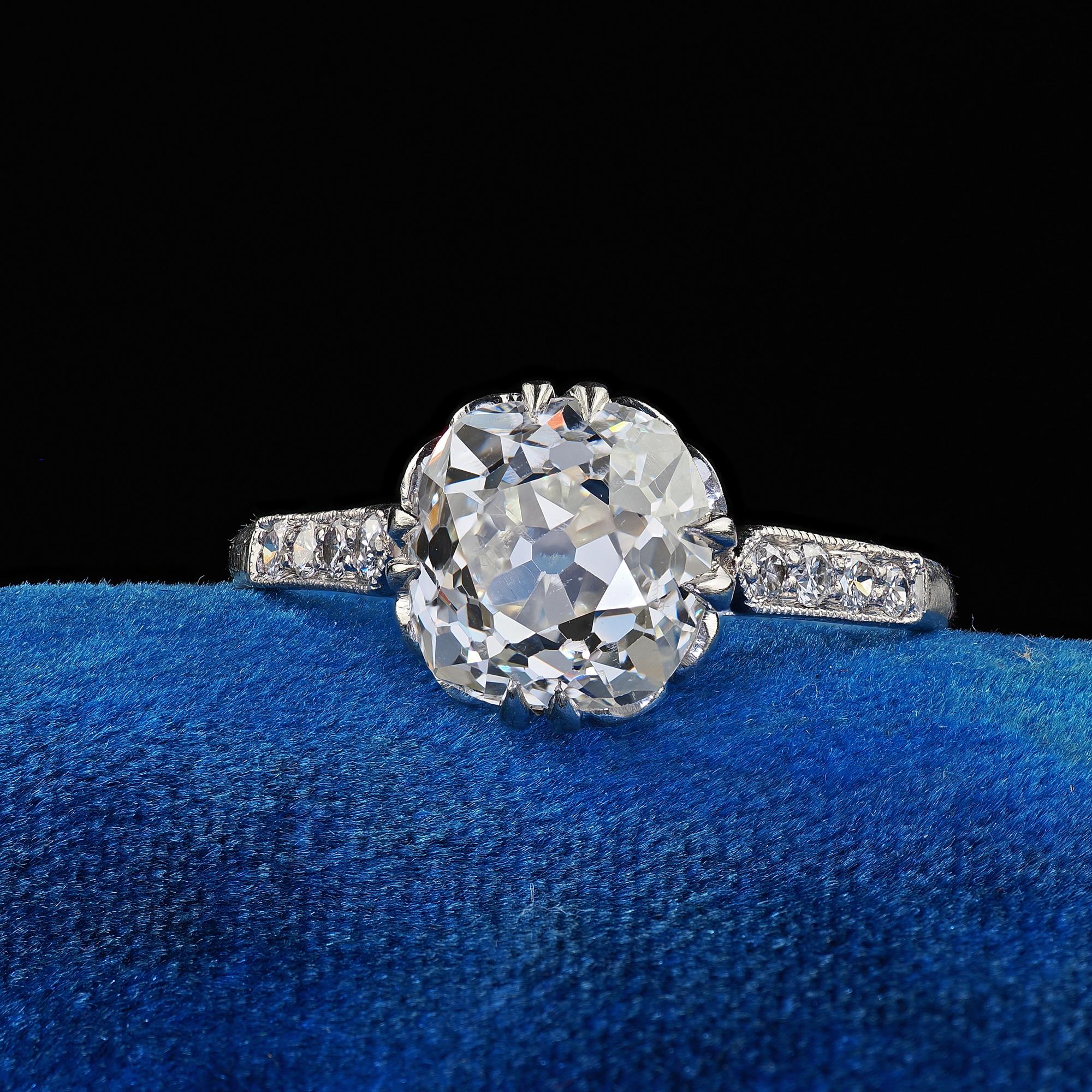 Bellissimo anello di fidanzamento solitario in platino Art Deco Old Mine con diamanti - GIA. Questo incredibile anello di fidanzamento con diamante taglio old mine è realizzato in platino. Questo splendido anello presenta al centro un grosso