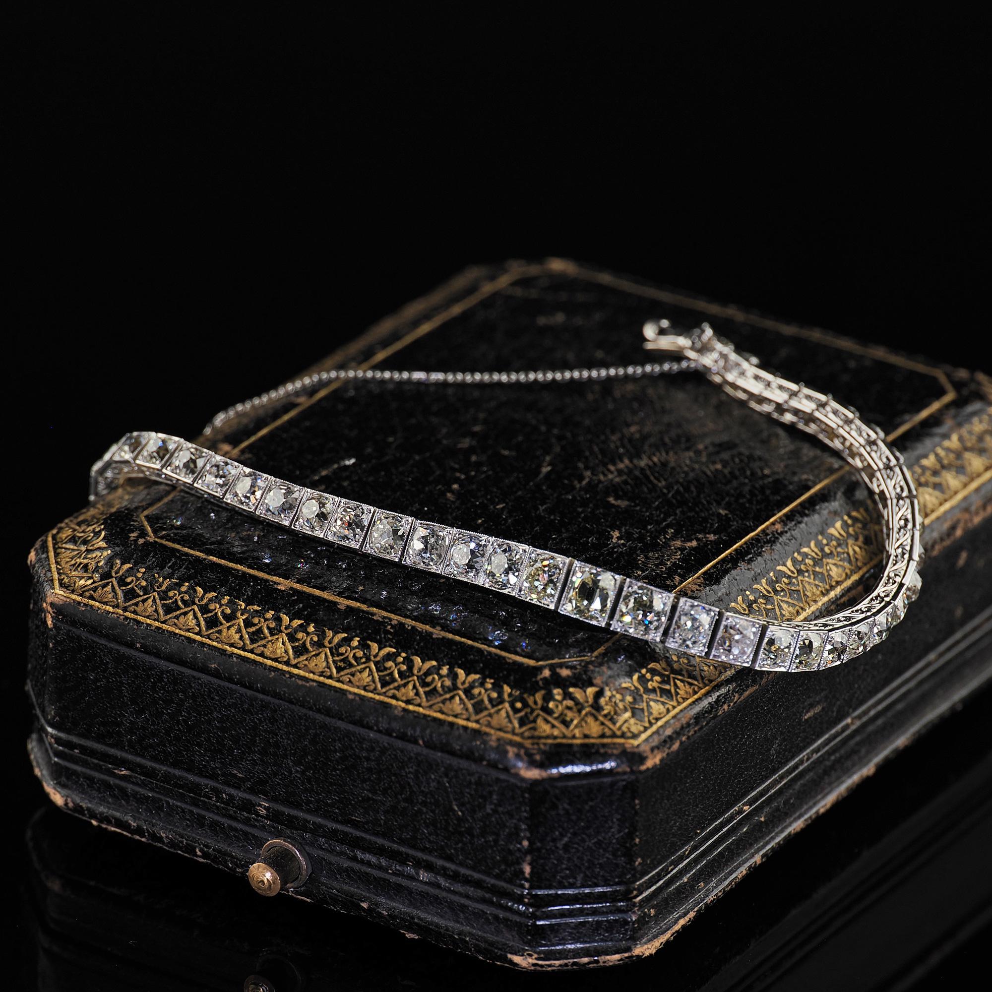Bracciale da tennis antico Art Deco in platino con diamanti graduati e incisi 4