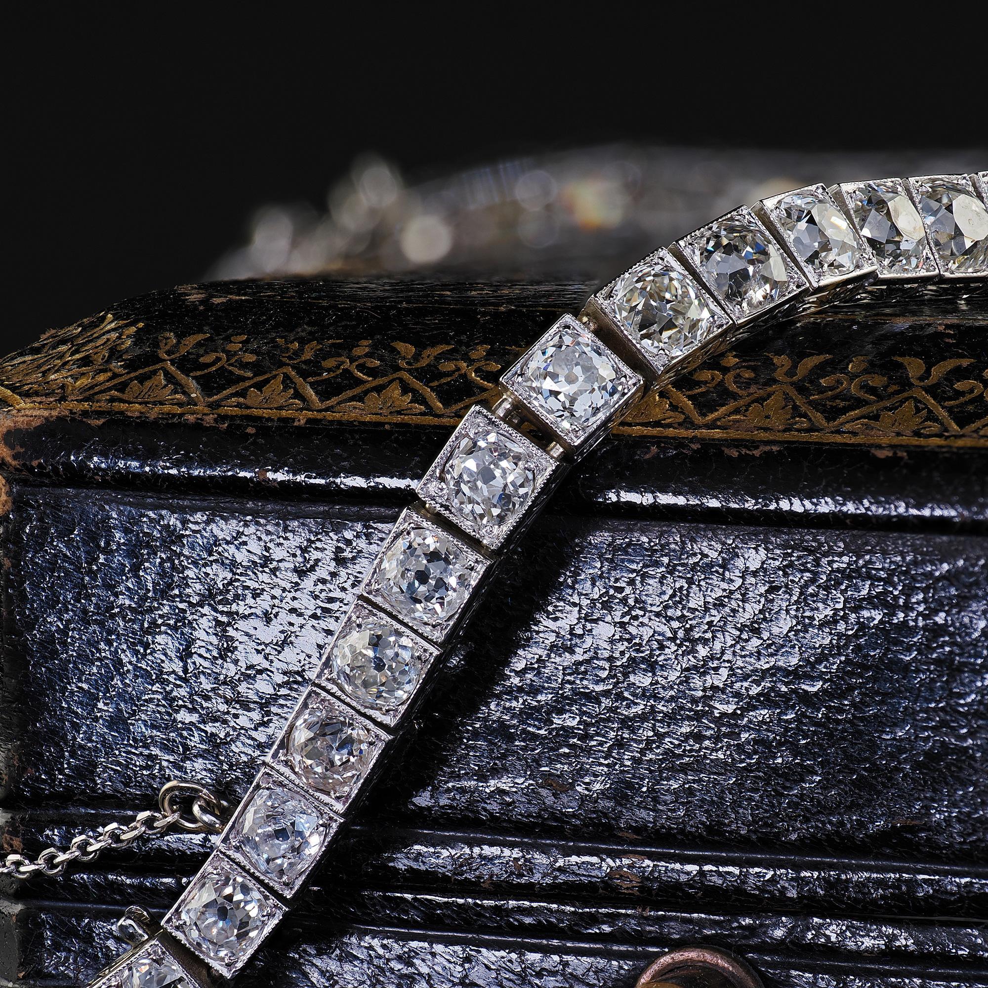 Bracciale da tennis antico Art Deco in platino con diamanti graduati e incisi In condizioni buone a Great Neck, NY