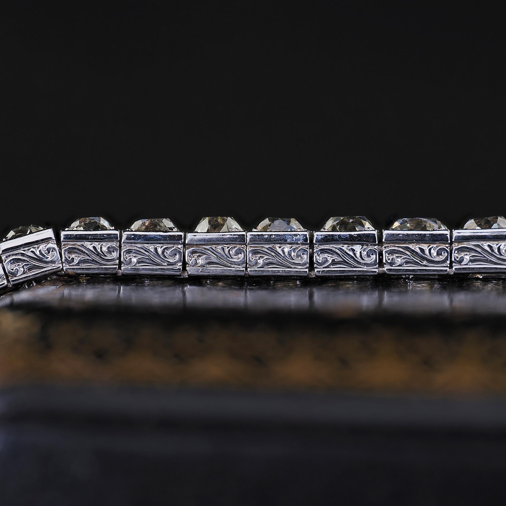Donna Bracciale da tennis antico Art Deco in platino con diamanti graduati e incisi