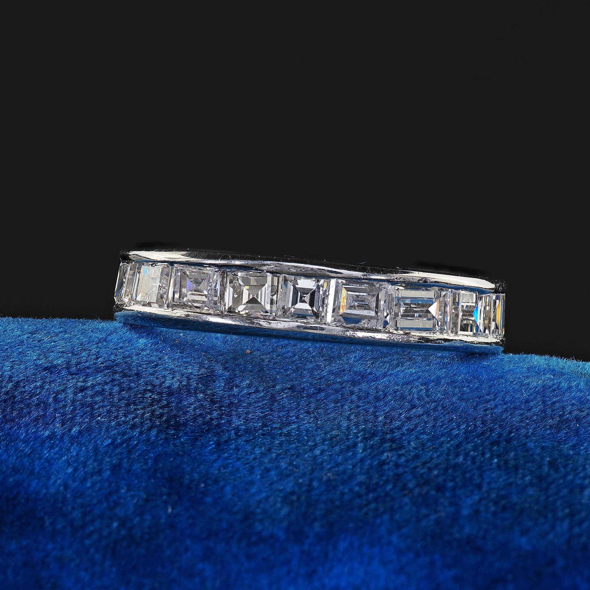 Magnifique bracelet d'éternité Art Antiques en platine et diamants anciens de taille carrée - Taille 6. Ce magnifique bracelet d'éternité Art déco en platine est orné d'un diamant de taille carrée. La bague est ornée de diamants anciens de taille