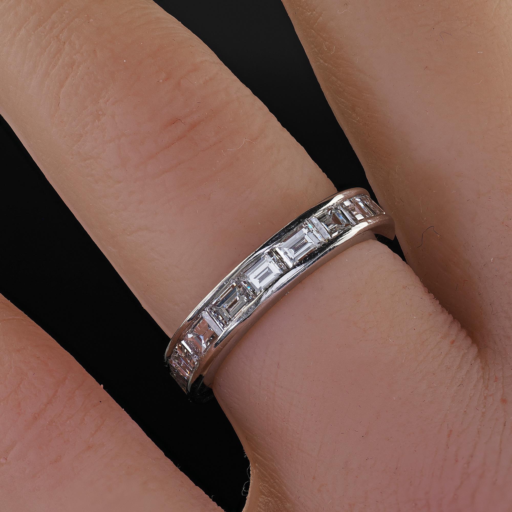 Anneau d'éternité Art déco ancien en platine avec diamants taille carrée ancienne - Taille 6 en vente 2