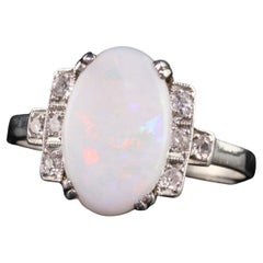 Anello di fidanzamento antico Art Deco in platino con opale e diamanti