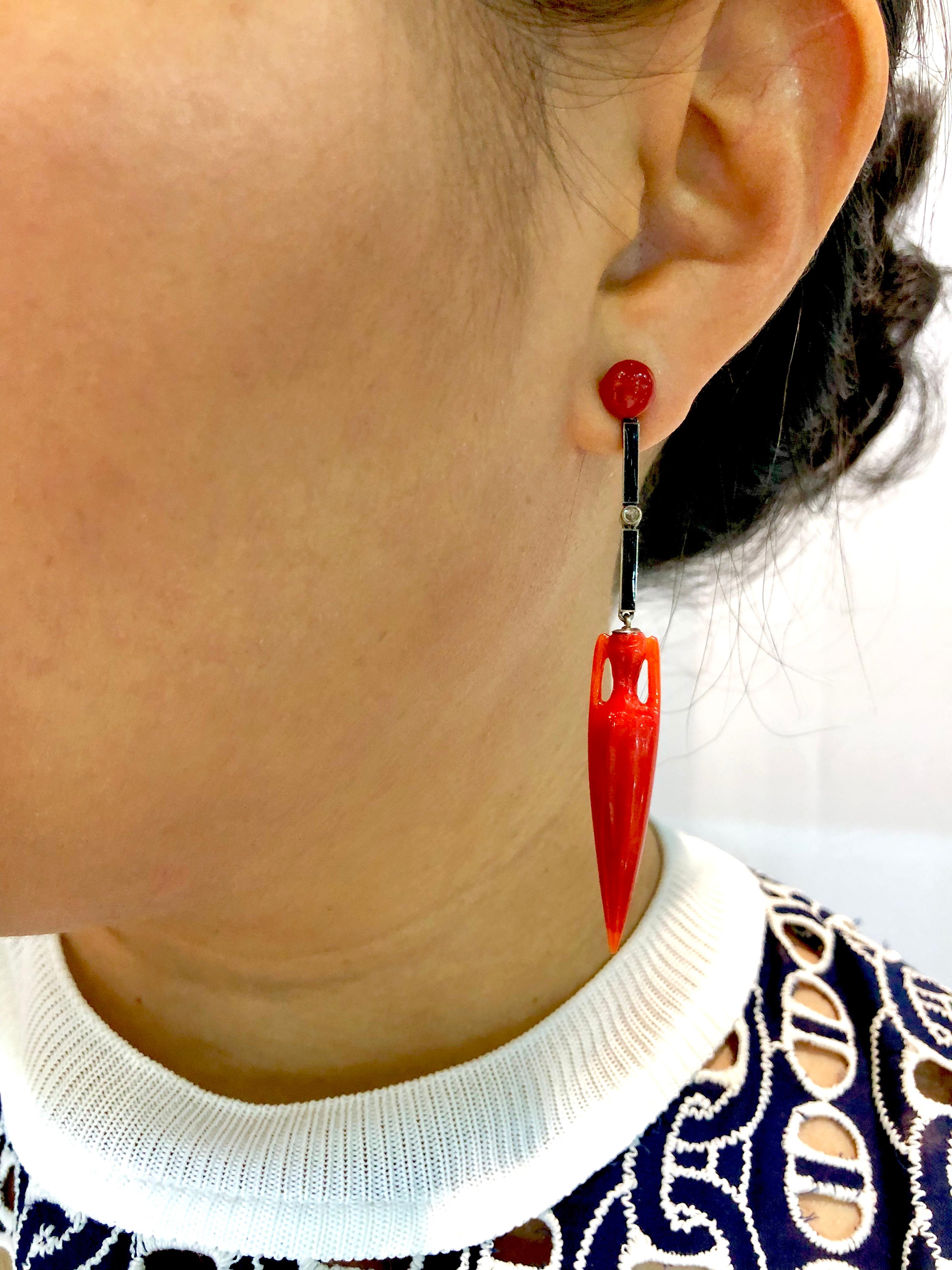 Boucles d'oreilles Art déco anciennes en platine, corail rouge et émail noir avec diamants Unisexe en vente