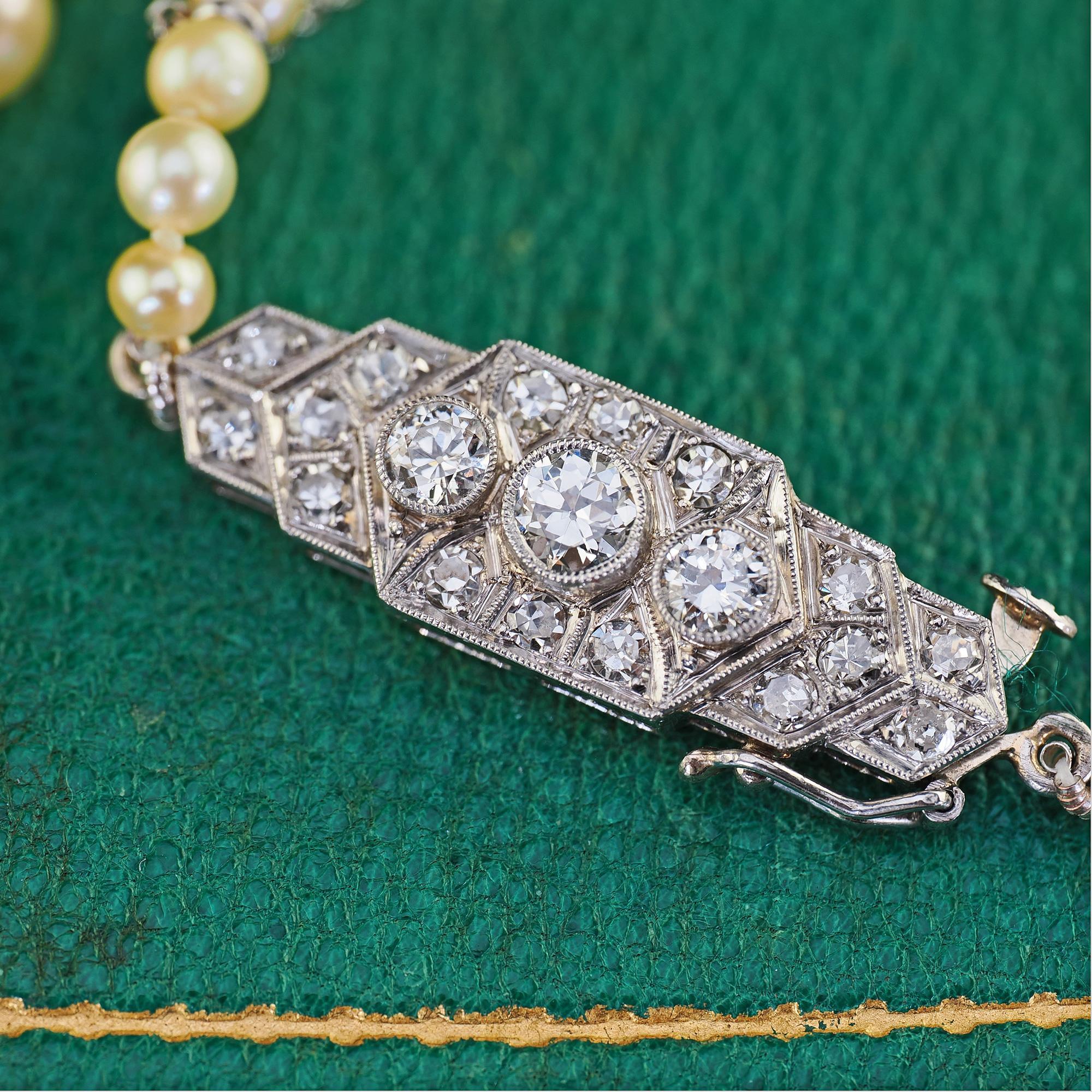 Arte Deco Platinum Saltwater Akoya Graduated Pearl Necklace - GIA en vente 4