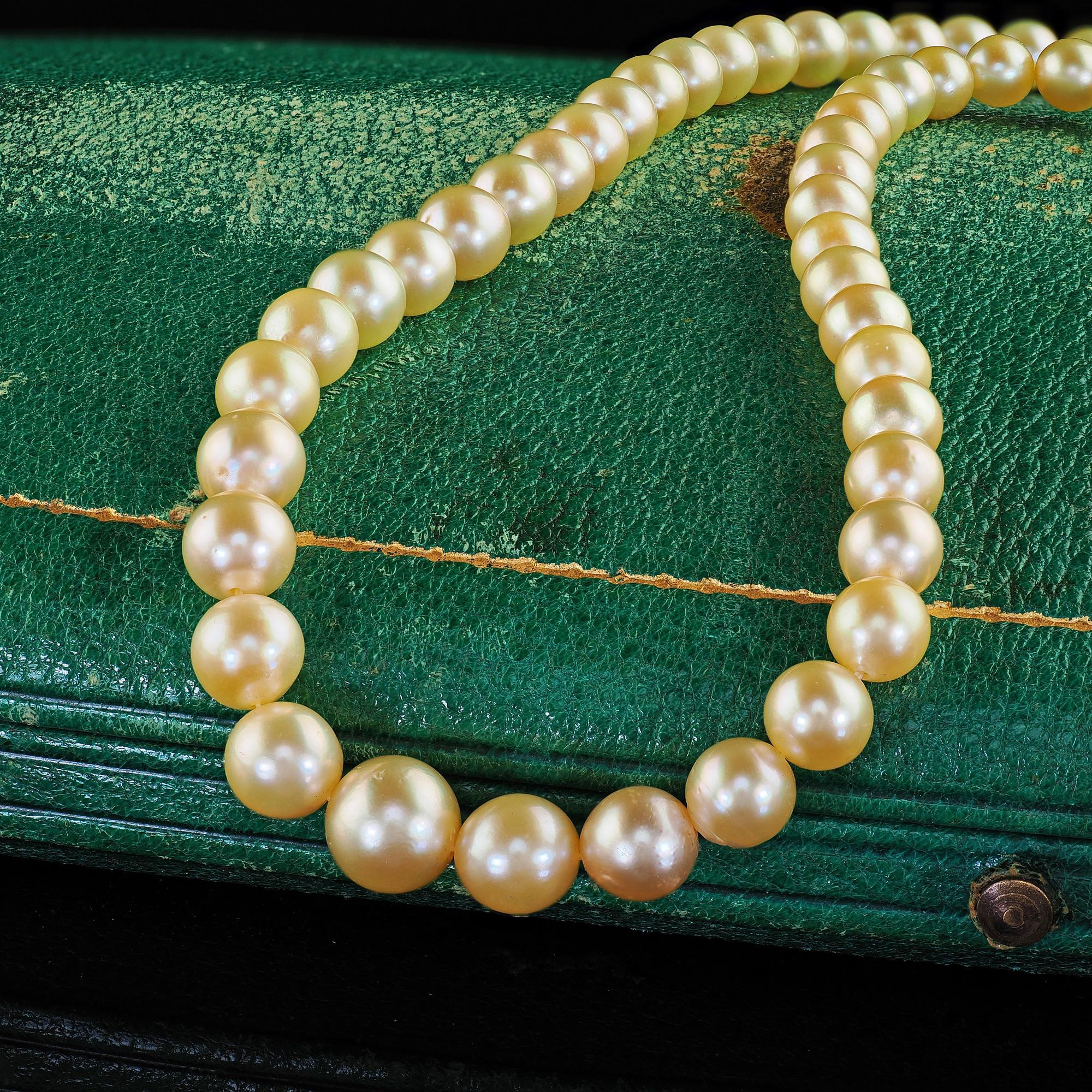 Taille ronde Arte Deco Platinum Saltwater Akoya Graduated Pearl Necklace - GIA en vente