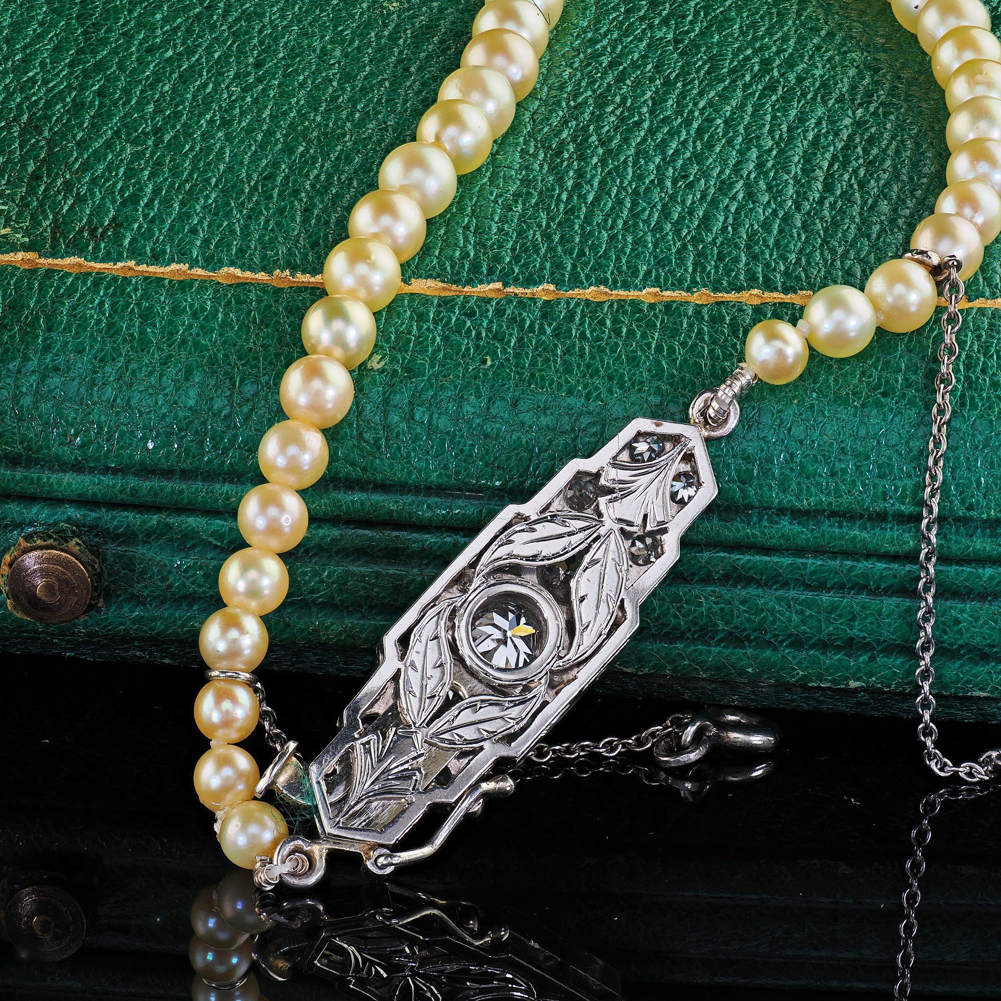 Arte Deco Platinum Saltwater Akoya Graduated Pearl Necklace - GIA Bon état - En vente à Great Neck, NY