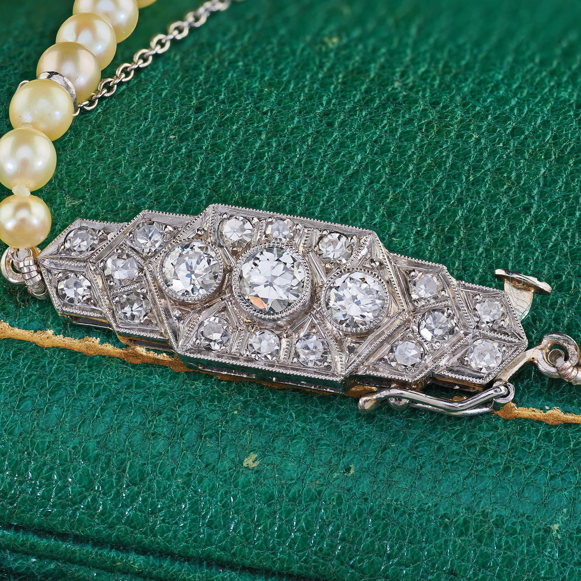 Arte Deco Platinum Saltwater Akoya Graduated Pearl Necklace - GIA en vente 3