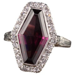 Bague bouclier Art déco ancien en platine avec grenat rhodolite taille bouclier et halo de diamants