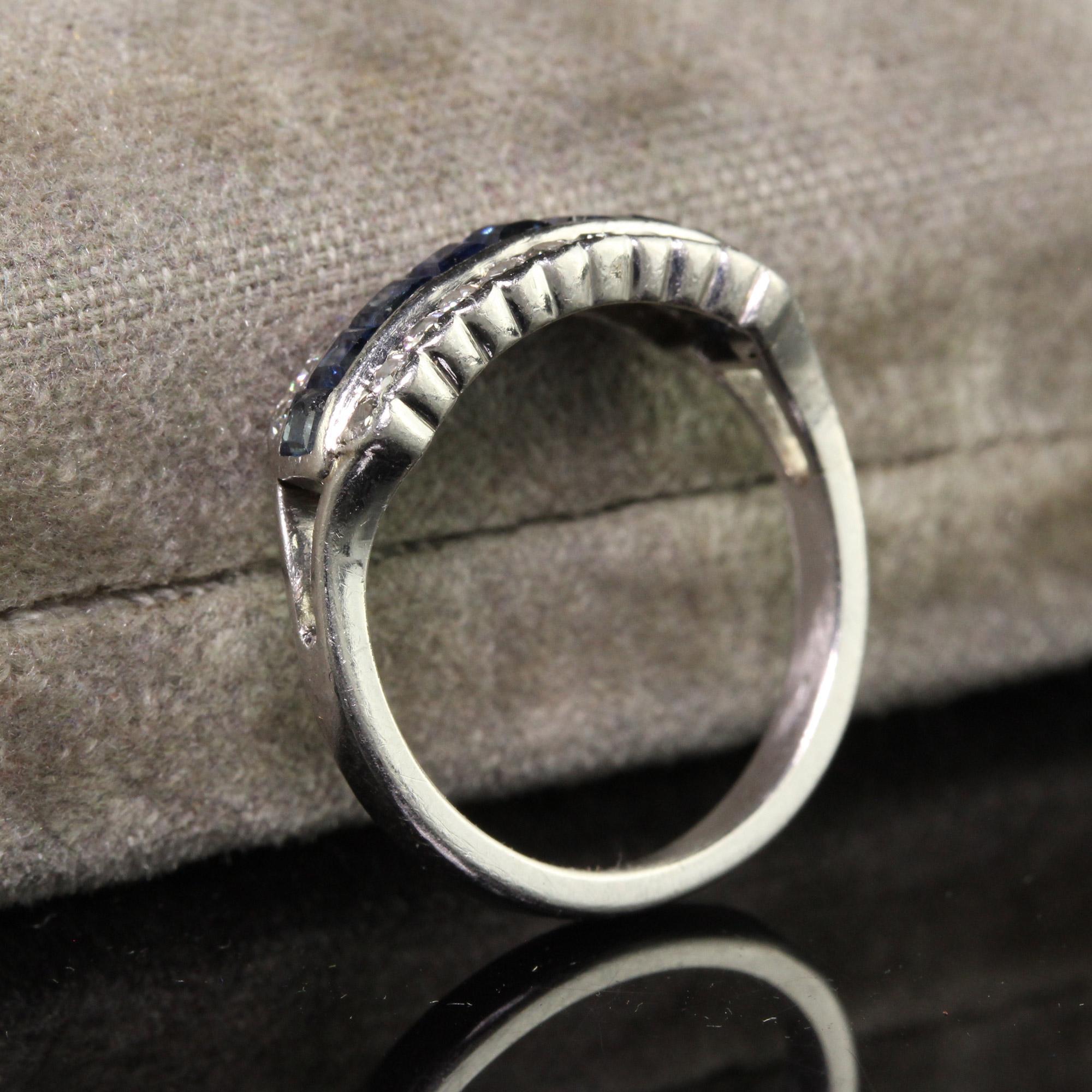 Antiker Art Deco Platin-Ring mit dreireihigen Diamanten im Einzelschliff und Saphiren (Art déco) im Angebot