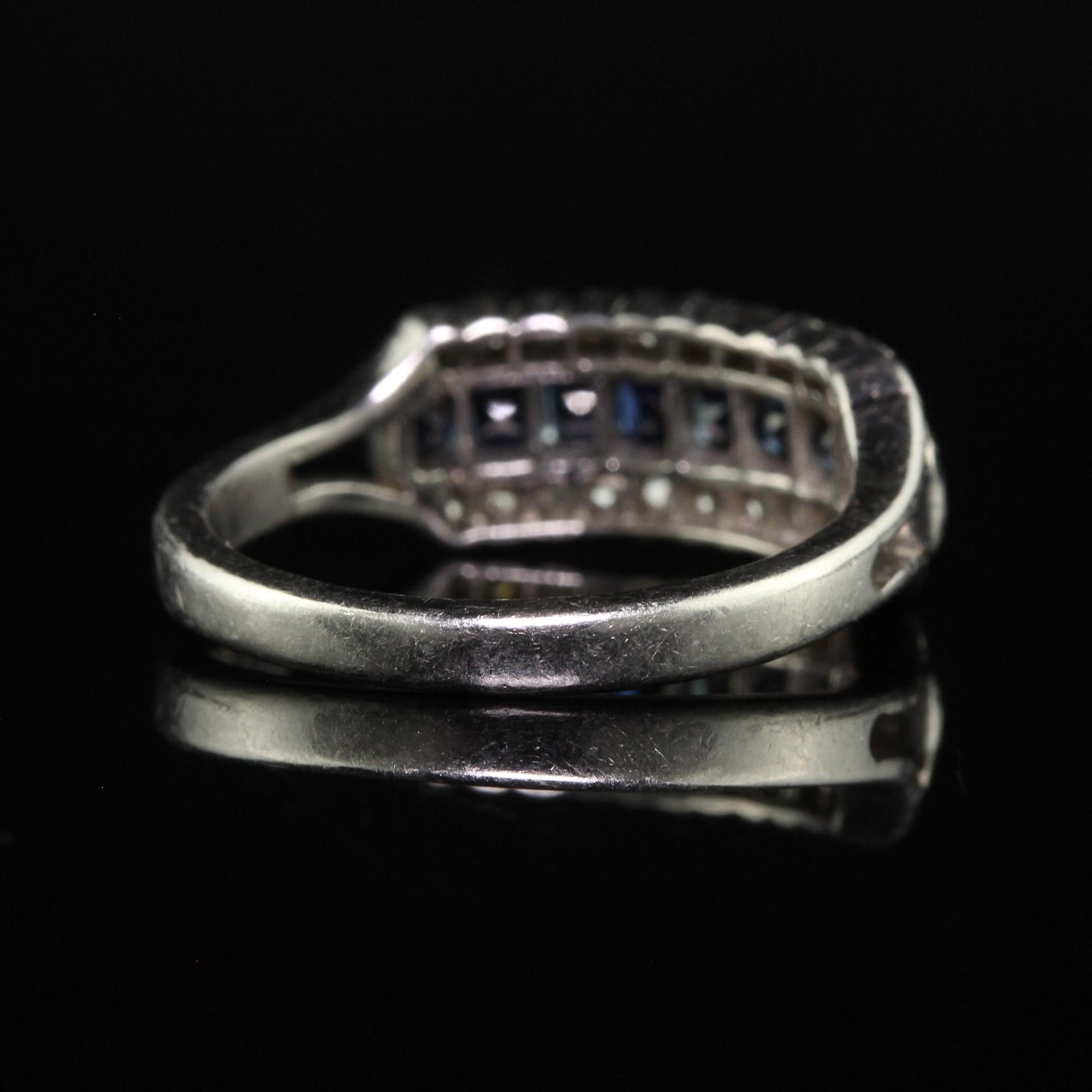 Antiker Art Deco Platin-Ring mit dreireihigen Diamanten im Einzelschliff und Saphiren im Zustand „Gut“ im Angebot in Great Neck, NY